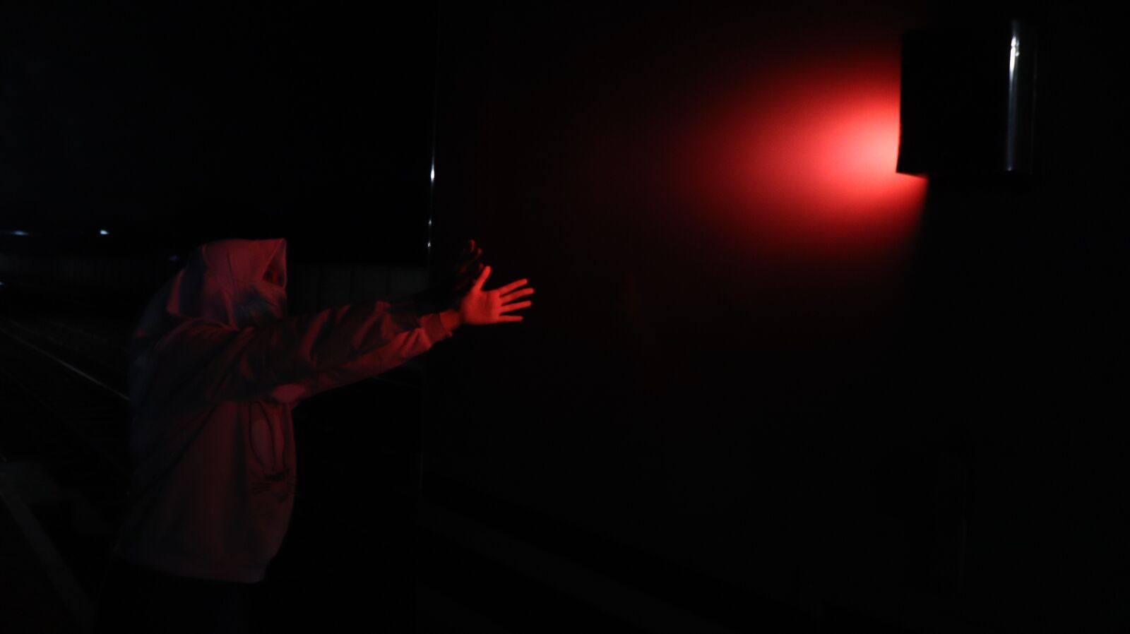 Canon EOS 200D (EOS Rebel SL2 / EOS Kiss X9) sample photo. Night, red light, light photography