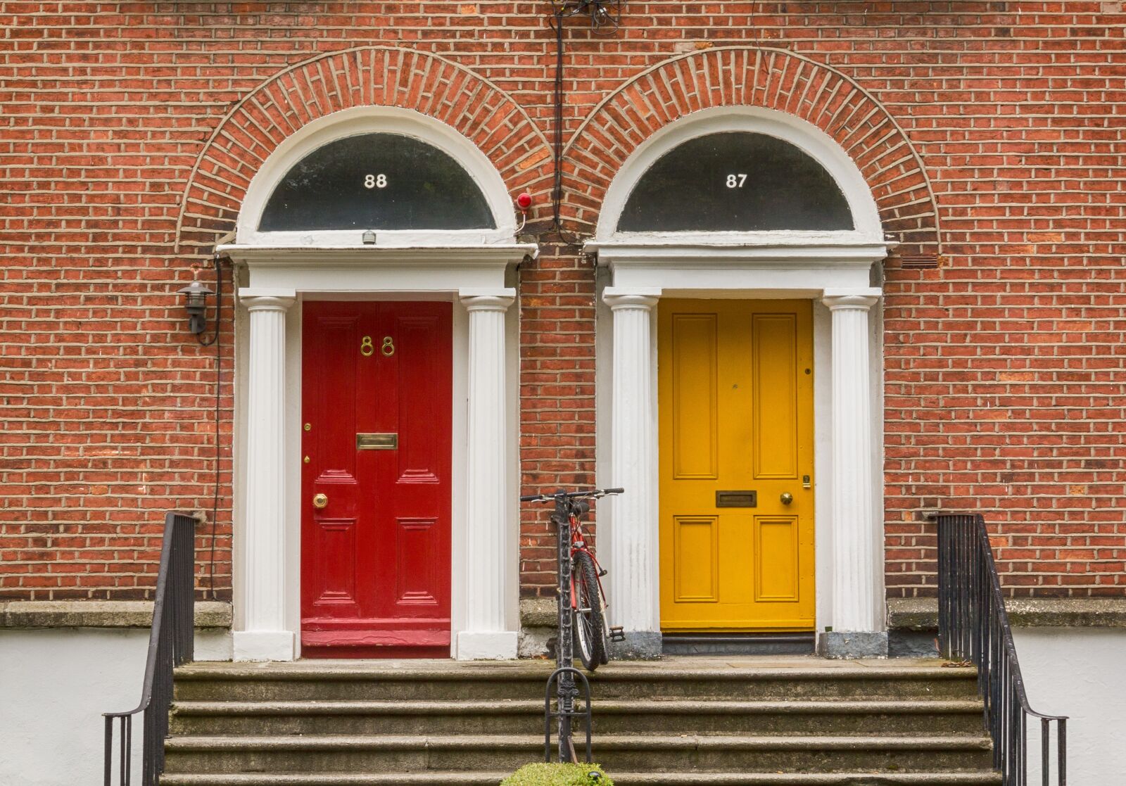 Canon EOS 550D (EOS Rebel T2i / EOS Kiss X4) sample photo. Doors, colorful, dublin photography