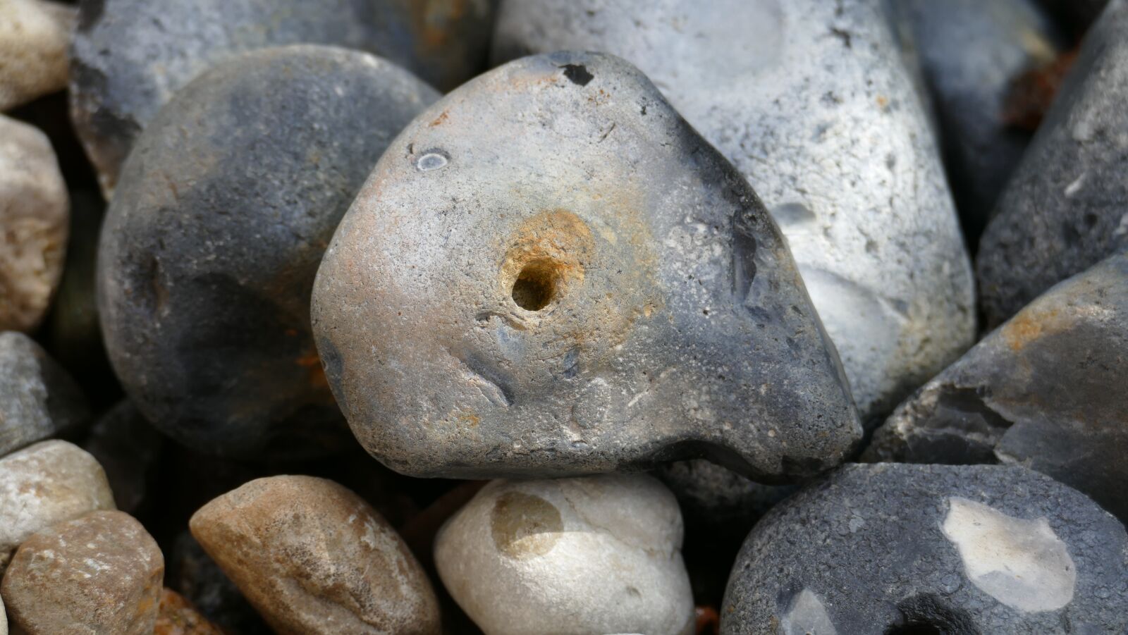 Leica V-Lux (Typ 114) sample photo. Stone, stones, hole photography