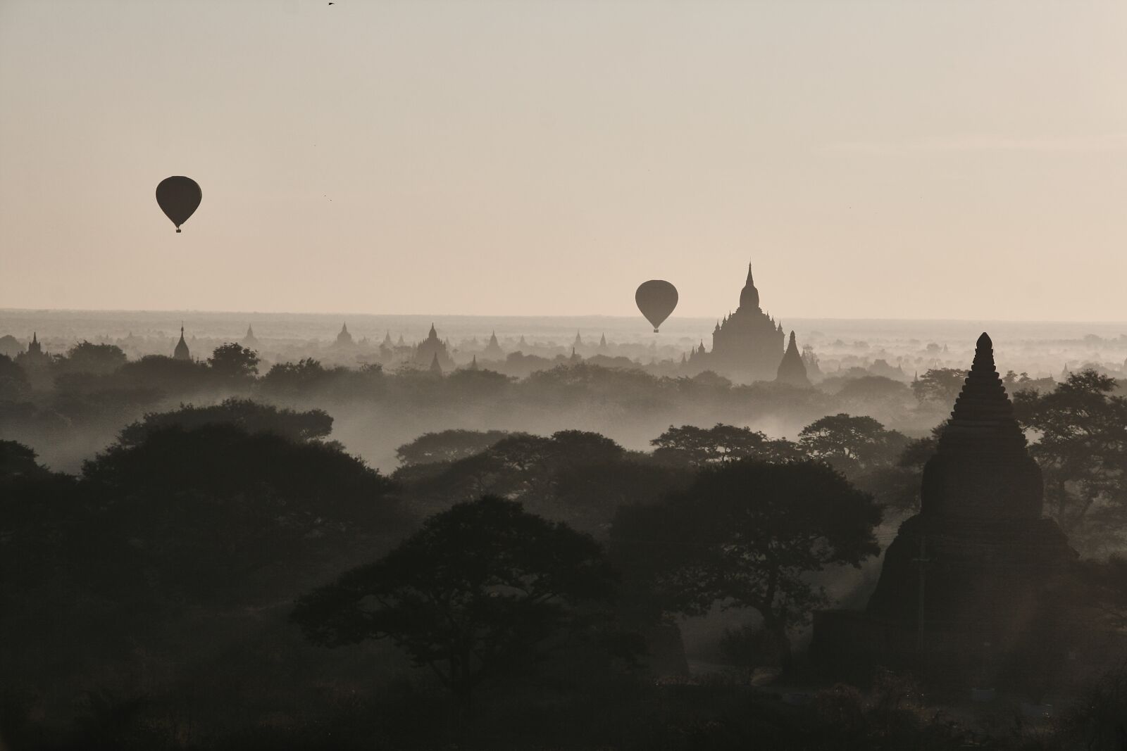 Canon EOS 400D (EOS Digital Rebel XTi / EOS Kiss Digital X) sample photo. Bagan, morgenstimmung, fog photography
