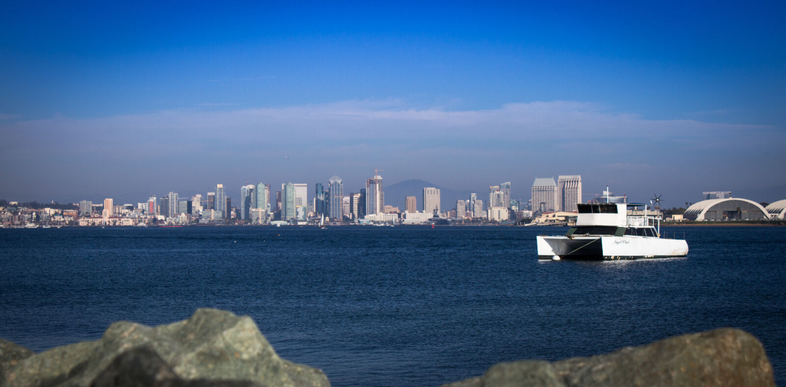 Canon EOS 7D + Canon EF-S 18-55mm F3.5-5.6 IS sample photo. Boat, buildings, city, cityscape photography