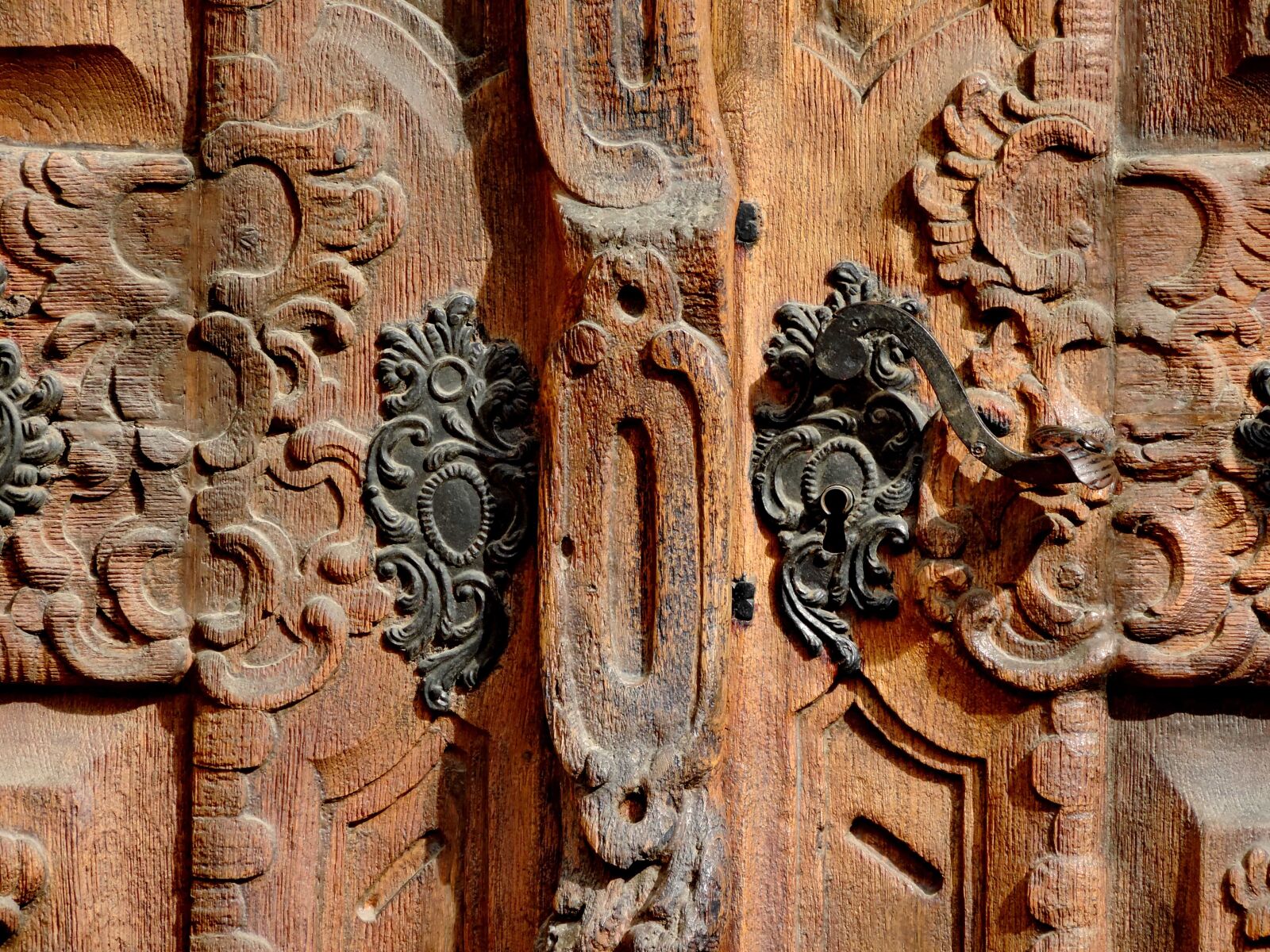 Nikon Coolpix P520 sample photo. Carpentry, carving, cast iron photography