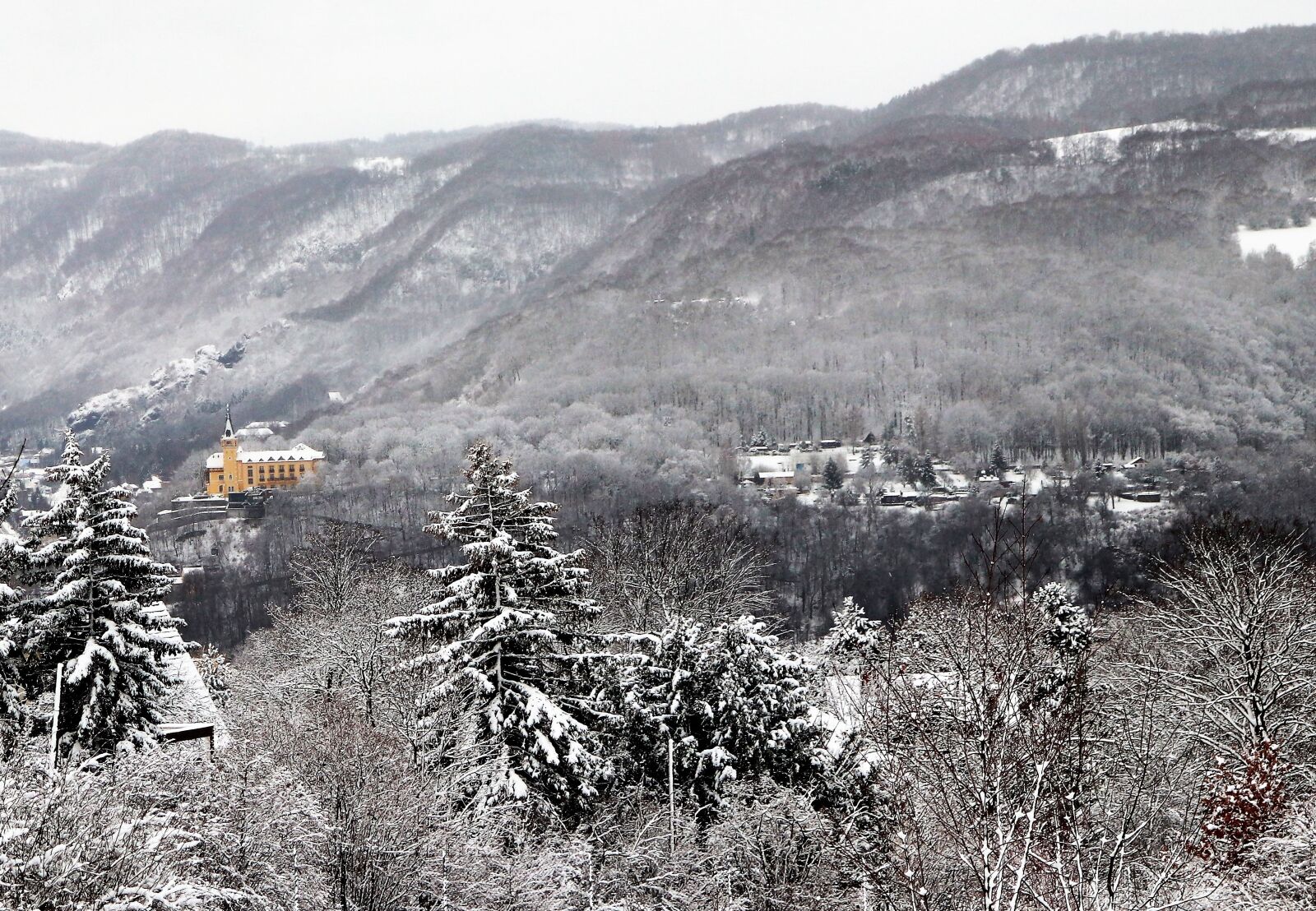 Canon EOS 200D (EOS Rebel SL2 / EOS Kiss X9) sample photo. Winter, snow, landscape photography