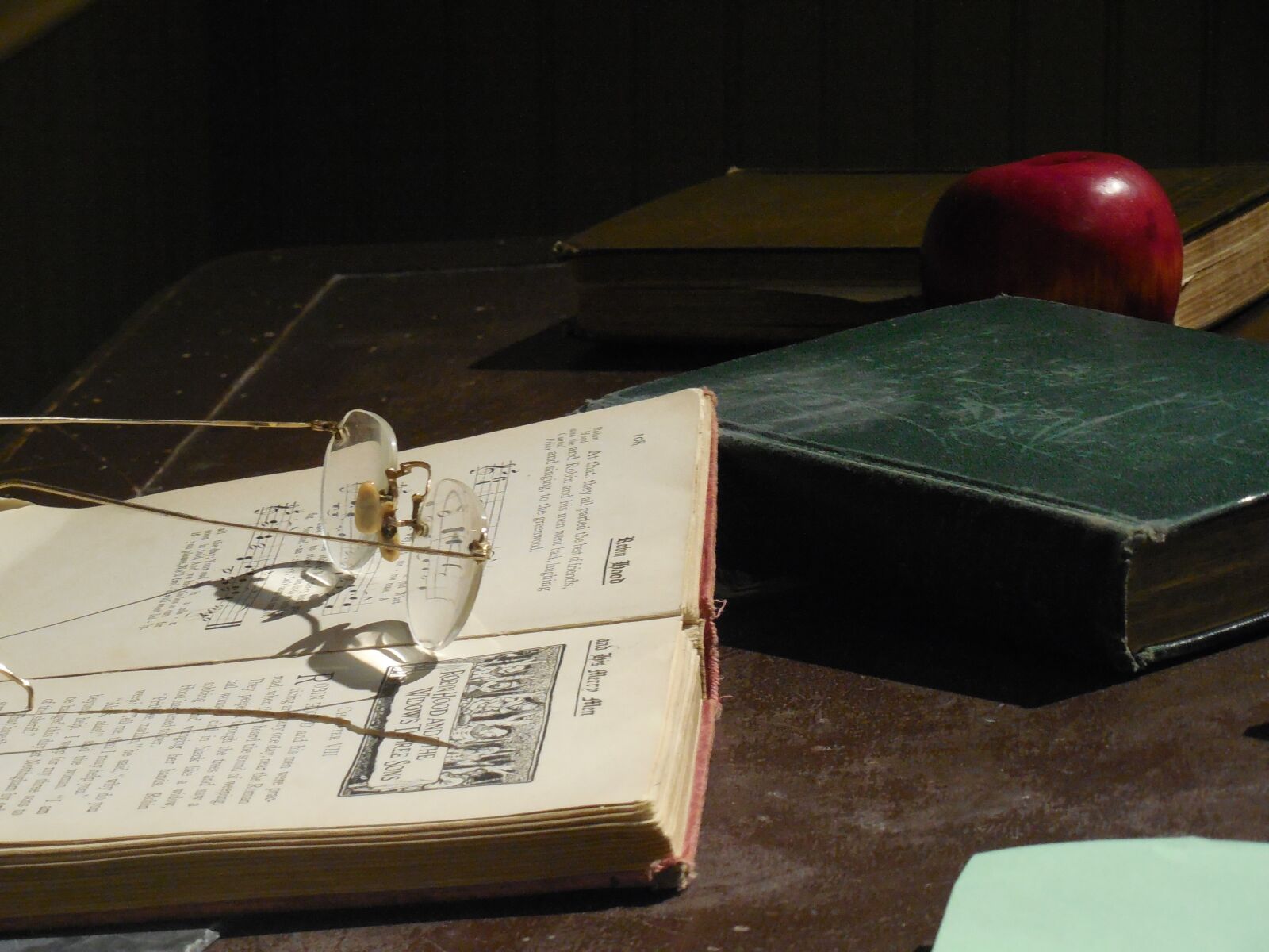 Nikon COOLPIX L620 sample photo. Desk, book, education photography