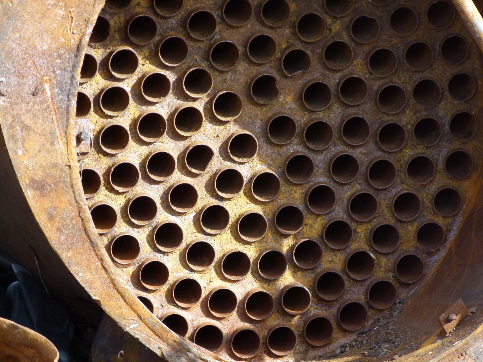 Panasonic Lumix DMC-FZ100 sample photo. Scrap metal, tank, rusted photography