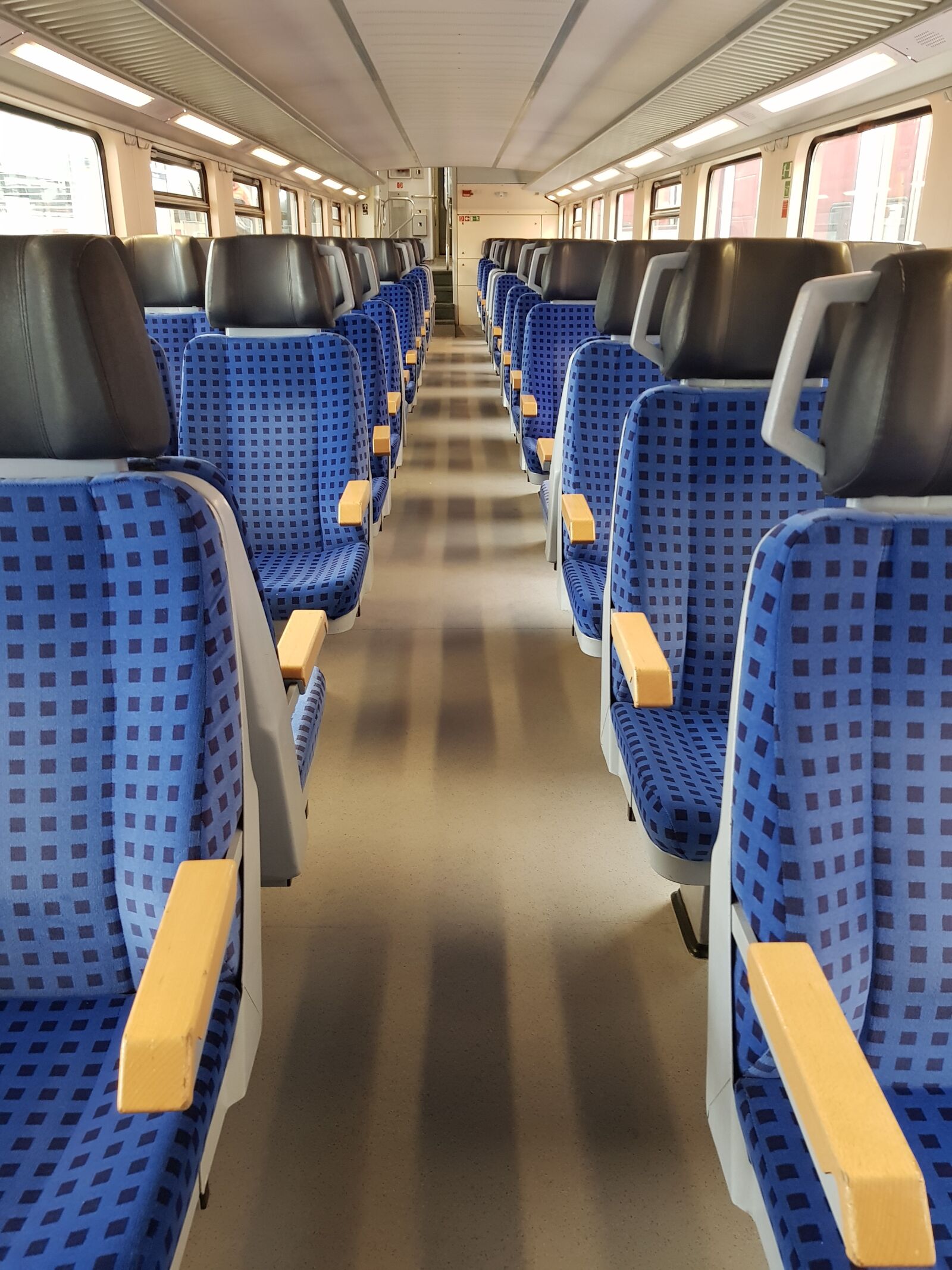 Samsung Galaxy S8+ sample photo. Train, empty, subway photography