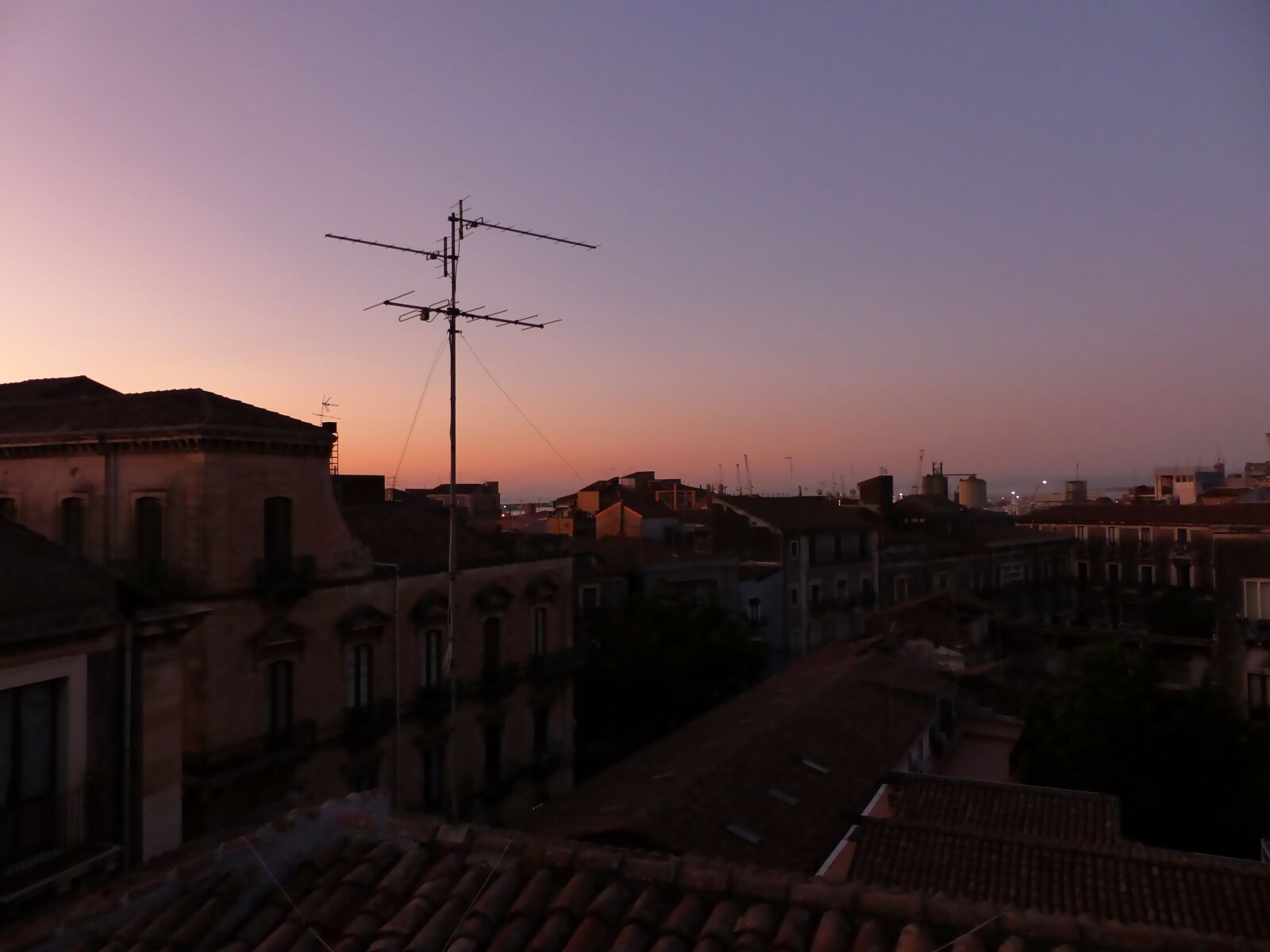 Panasonic Lumix DMC-FZ200 sample photo. Sunrise, morning, city photography