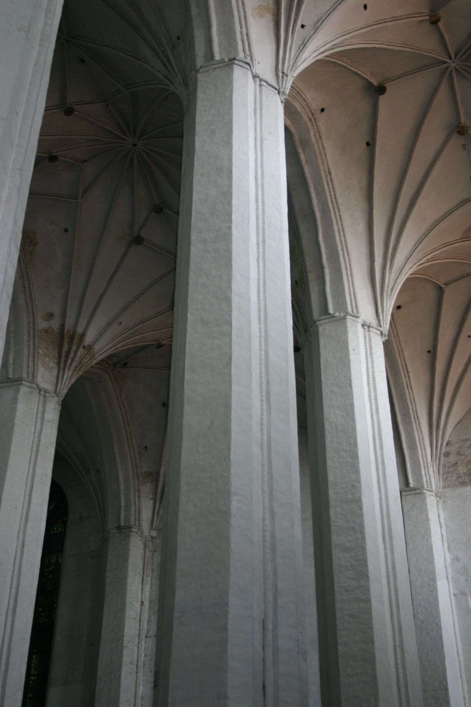 Canon EOS 300D (EOS Digital Rebel / EOS Kiss Digital) sample photo. Gothic, church, architecture photography