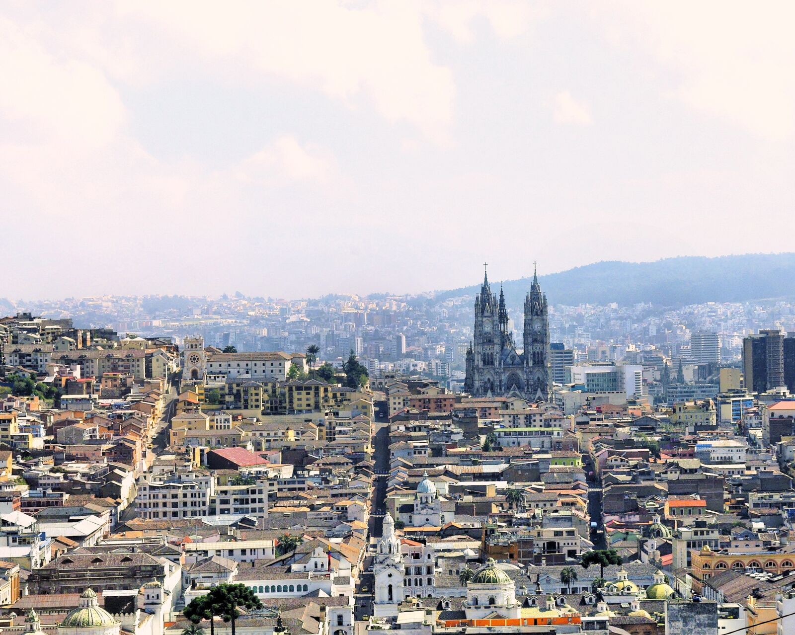 Pentax K200D sample photo. Ecuador, quito, city photography