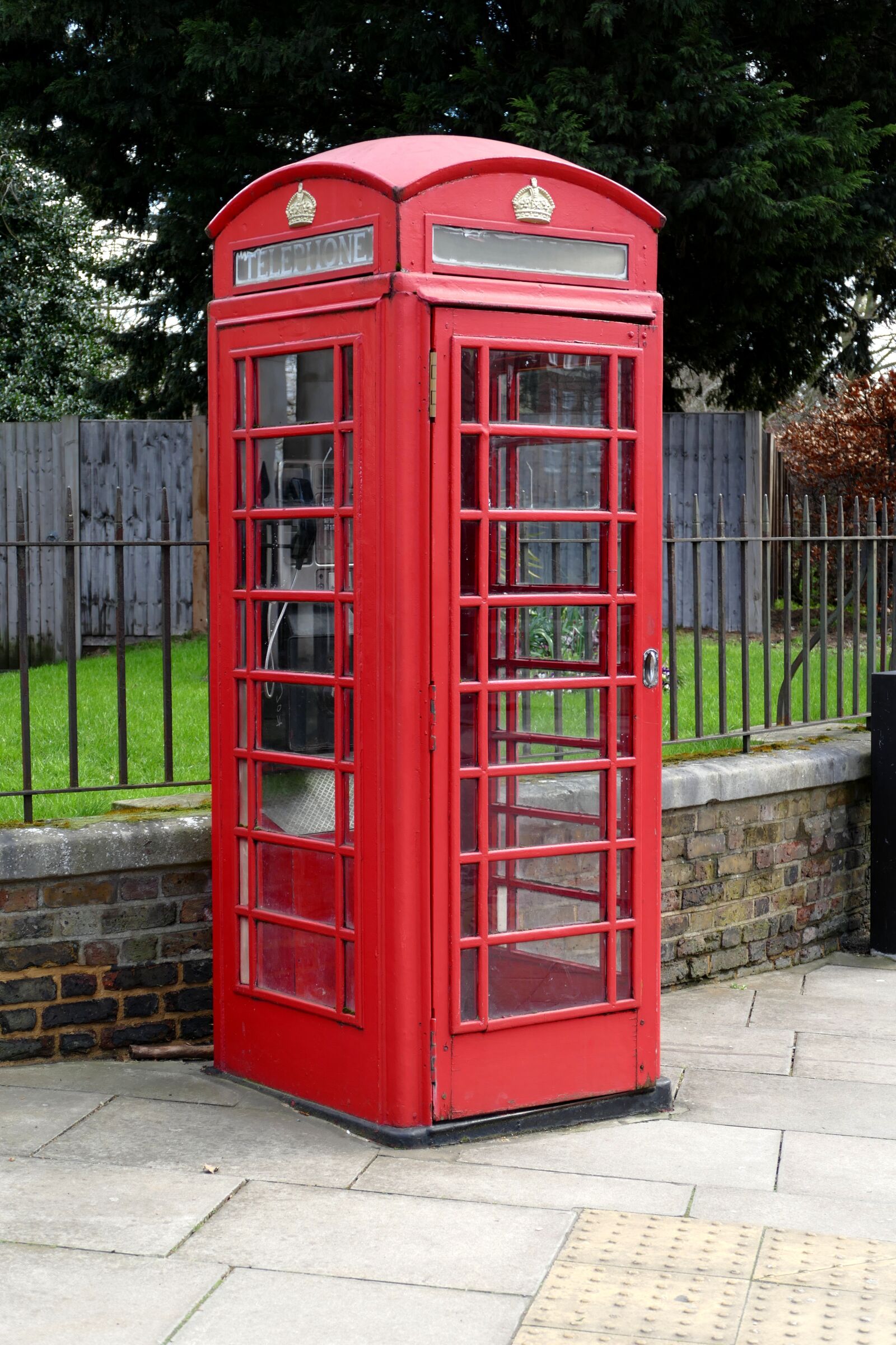 Panasonic Lumix DMC-FZ1000 sample photo. England, phone booth, dispensary photography