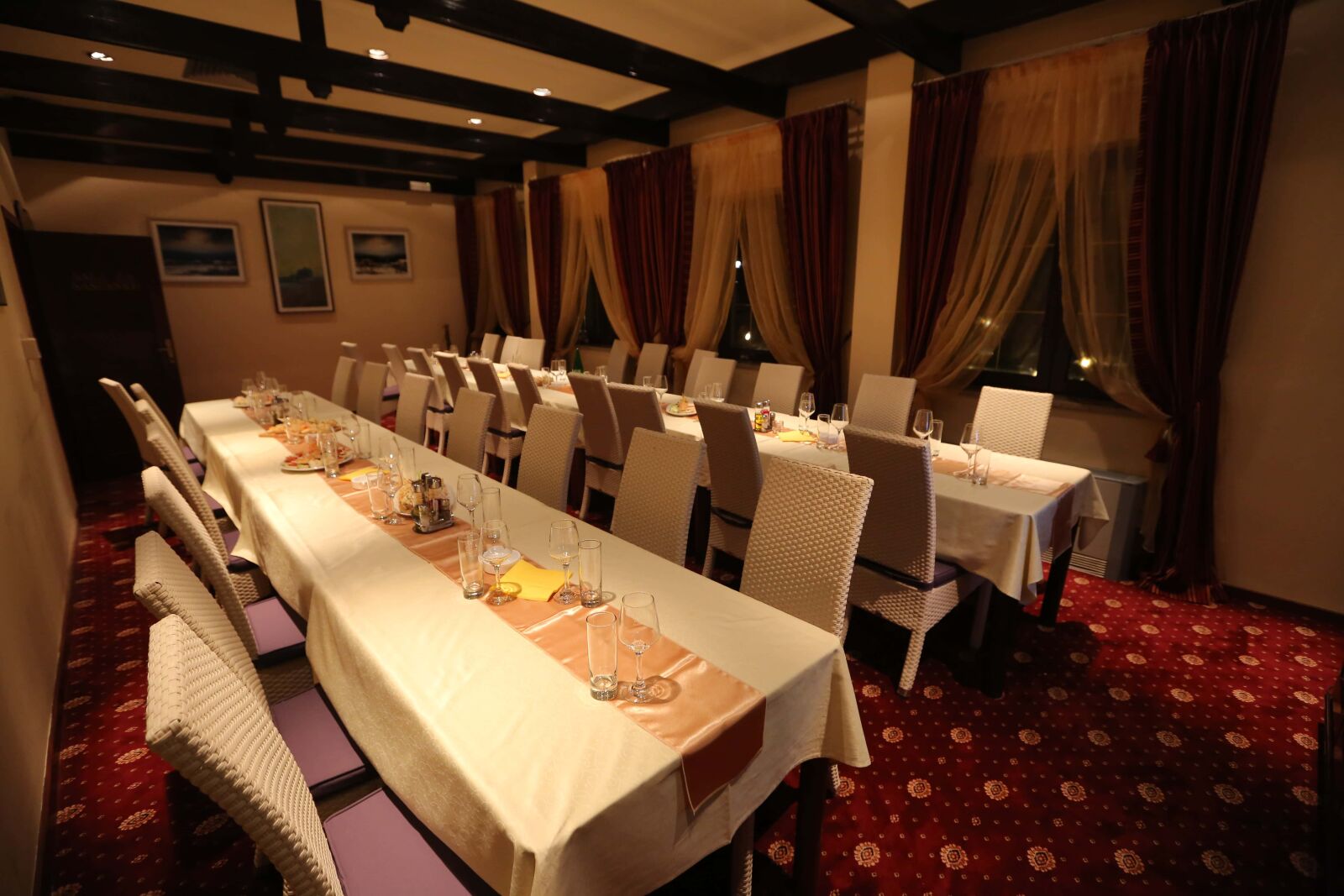 Canon EOS 5D Mark III sample photo. Restaurant, dinner table, dining photography