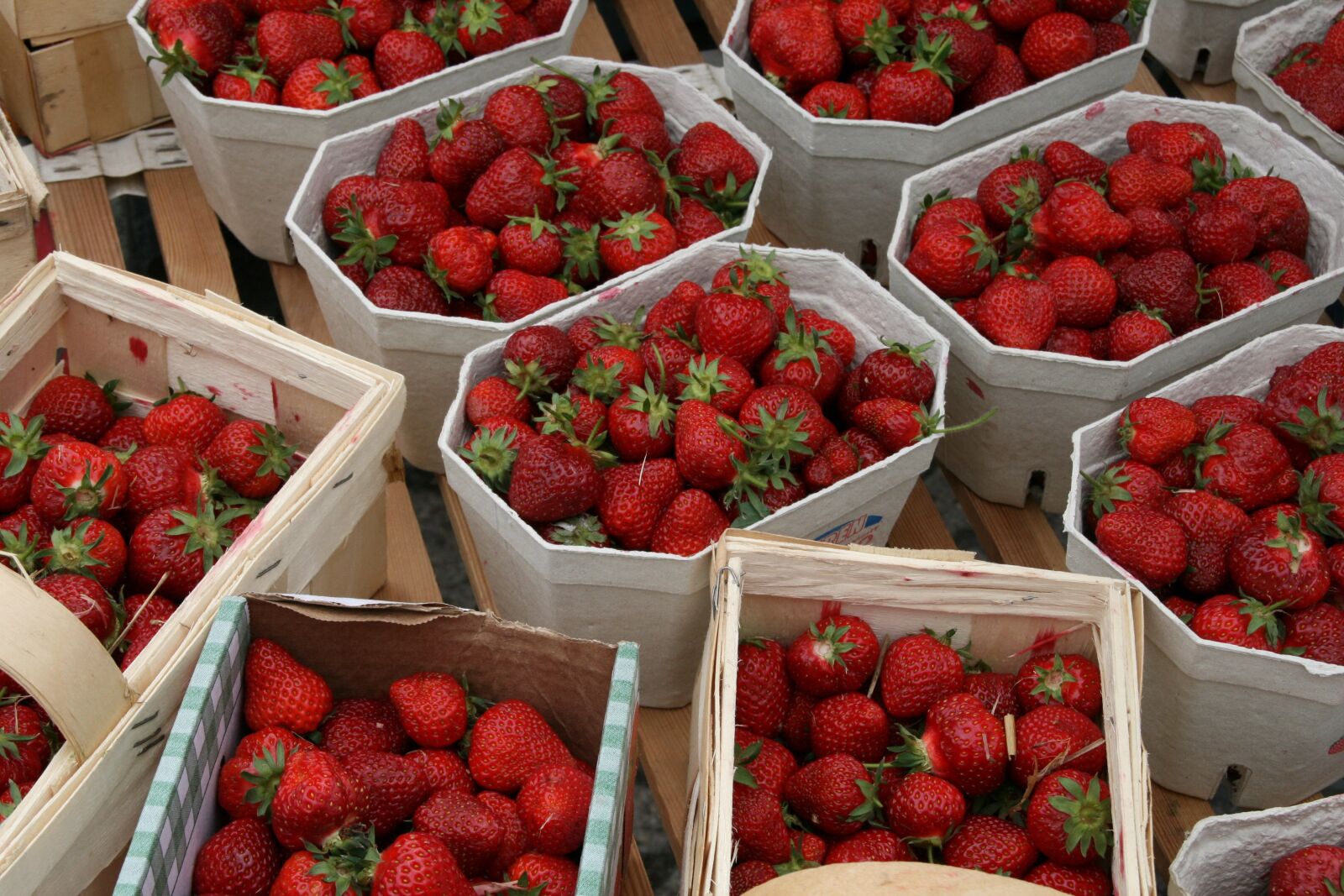 Canon EOS 400D (EOS Digital Rebel XTi / EOS Kiss Digital X) sample photo. Strawberries, market, f photography
