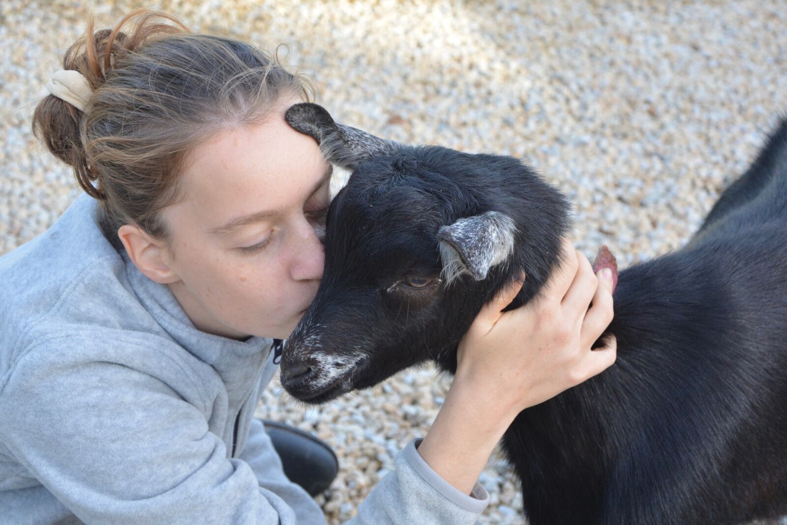 Nikon D5200 sample photo. Kiss, kisses, girl photography