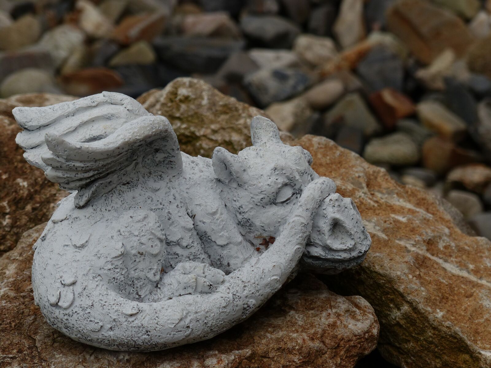 Panasonic Lumix DMC-FZ200 sample photo. Dragons, stone, gartendeko photography