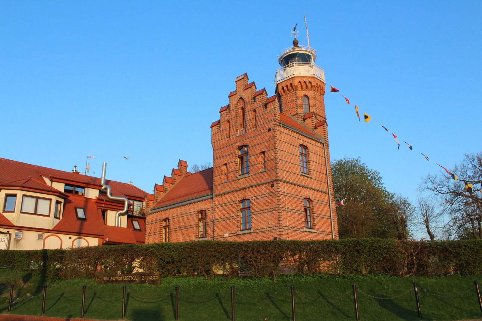 Canon EOS 1300D (EOS Rebel T6 / EOS Kiss X80) sample photo. Ustka, lighthouse, navigation photography