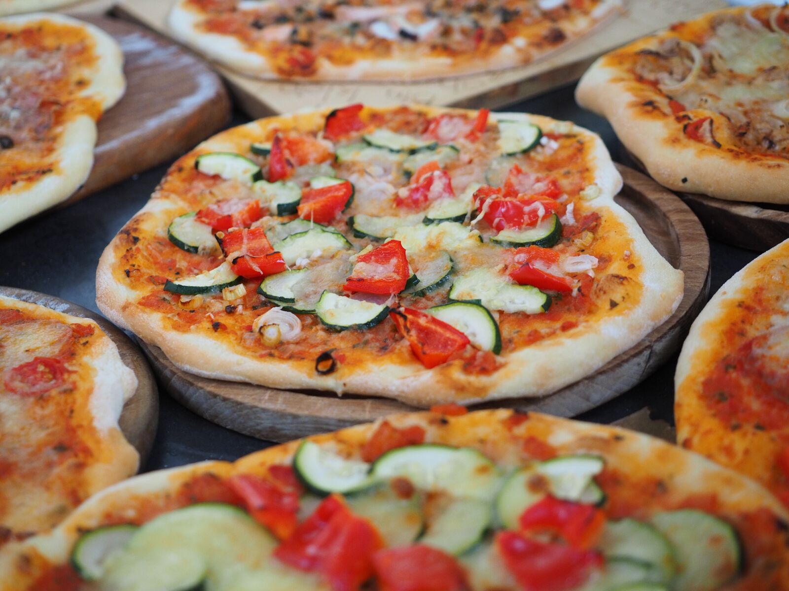 Olympus OM-D E-M1 + Olympus M.Zuiko Digital ED 12-40mm F2.8 Pro sample photo. Pizza, bake, nutrition photography
