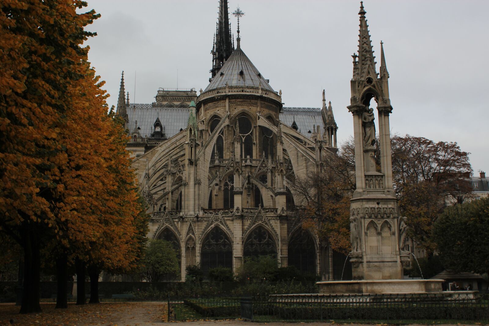 Canon EOS 550D (EOS Rebel T2i / EOS Kiss X4) sample photo. Notre dame cathedral, paris photography