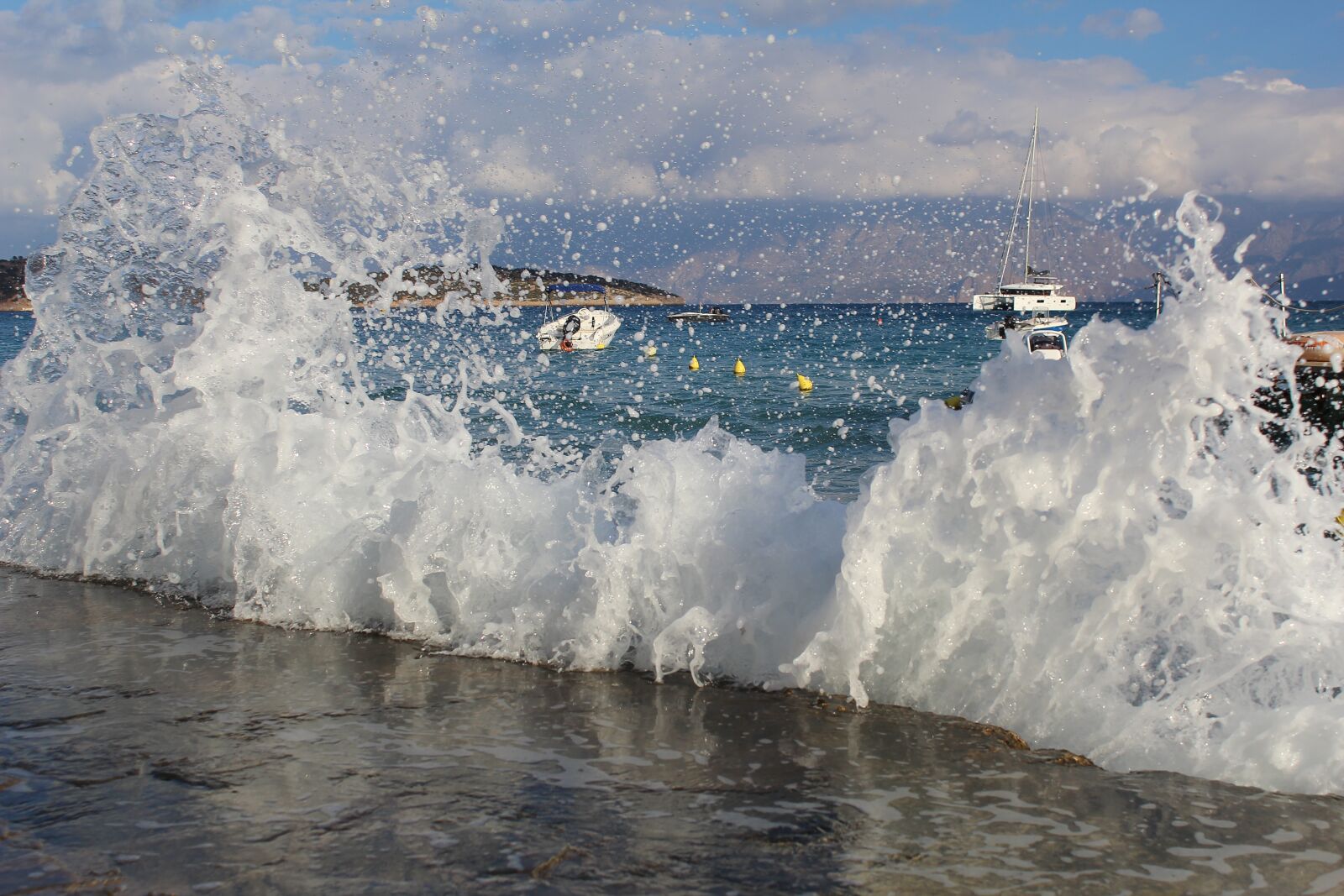 Canon EOS 600D (Rebel EOS T3i / EOS Kiss X5) + Canon EF-S 18-55mm F3.5-5.6 IS sample photo. Sea, wave, surf photography