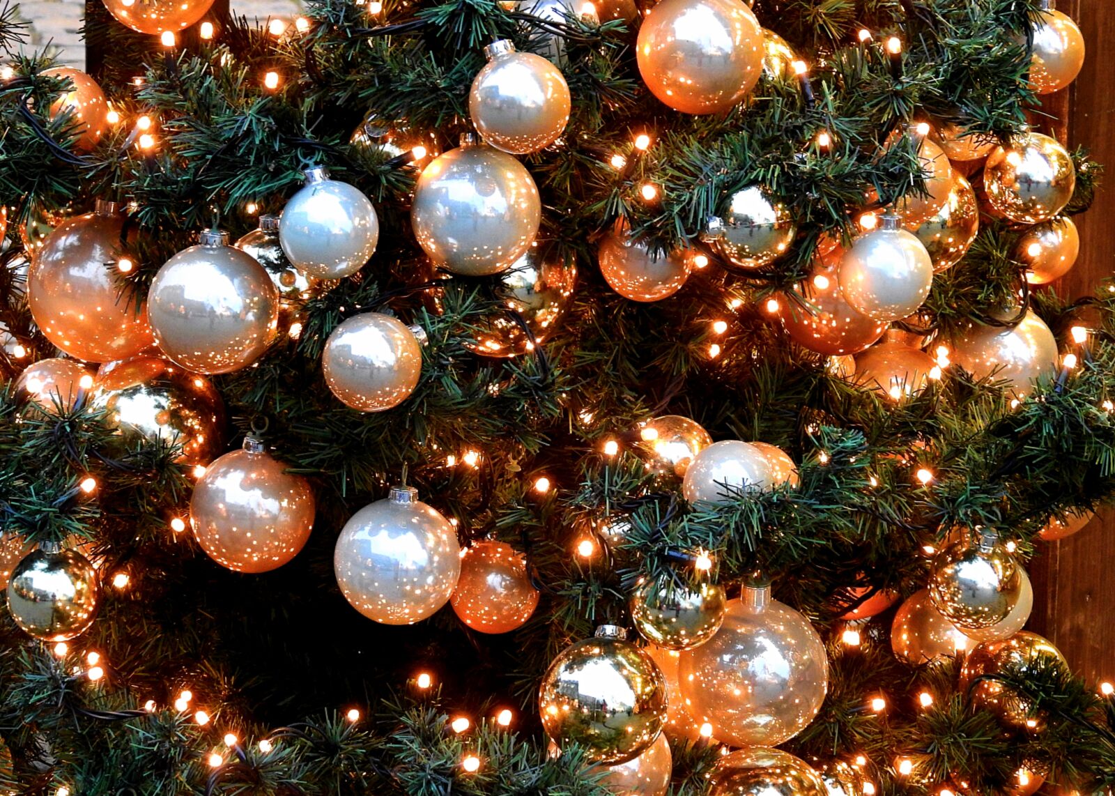 Nikon Coolpix P900 sample photo. Christmas tree, christmas baubles photography