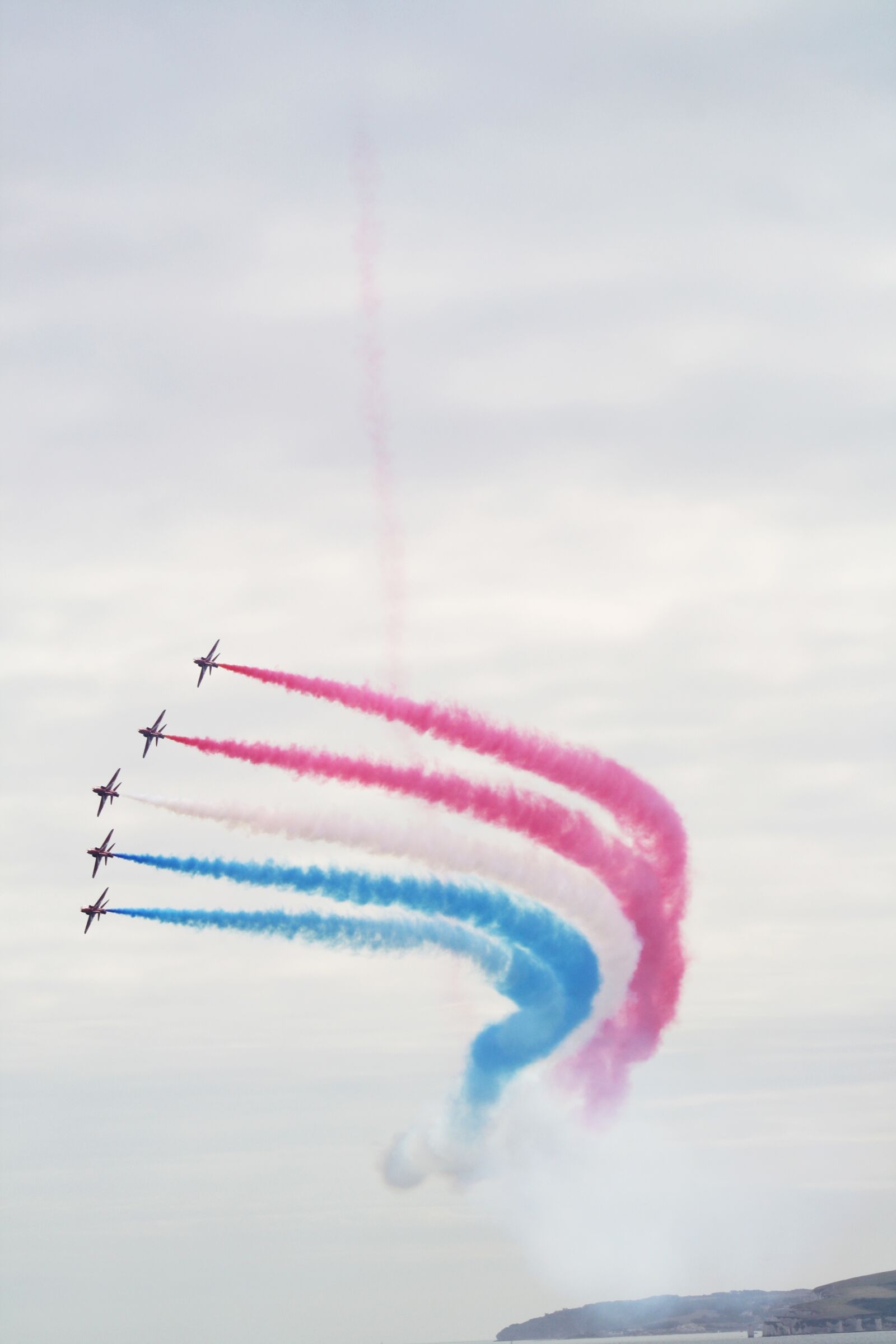 Canon EOS 1000D (EOS Digital Rebel XS / EOS Kiss F) sample photo. Red arrows, planes, airshow photography
