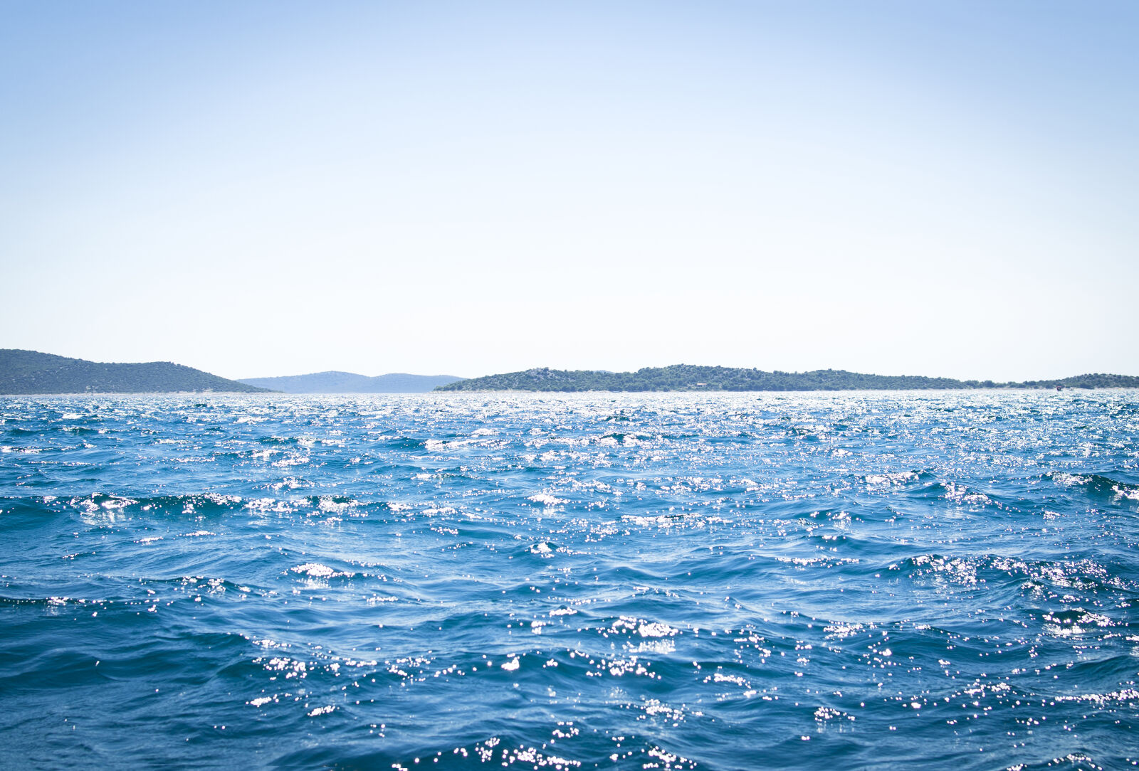 Nikon D5100 + Nikon AF-S DX Nikkor 35mm F1.8G sample photo. Background, blue, boat, color photography