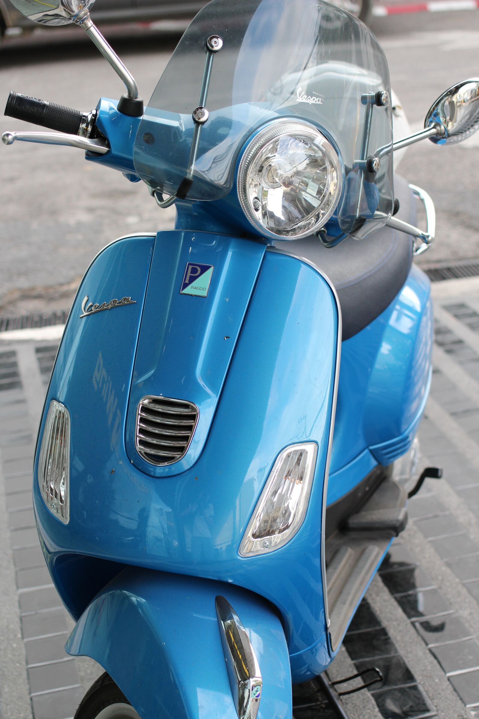 Canon EOS 100D (EOS Rebel SL1 / EOS Kiss X7) + Canon EF 40mm F2.8 STM sample photo. Piaggio, motorcycle, little sheep photography