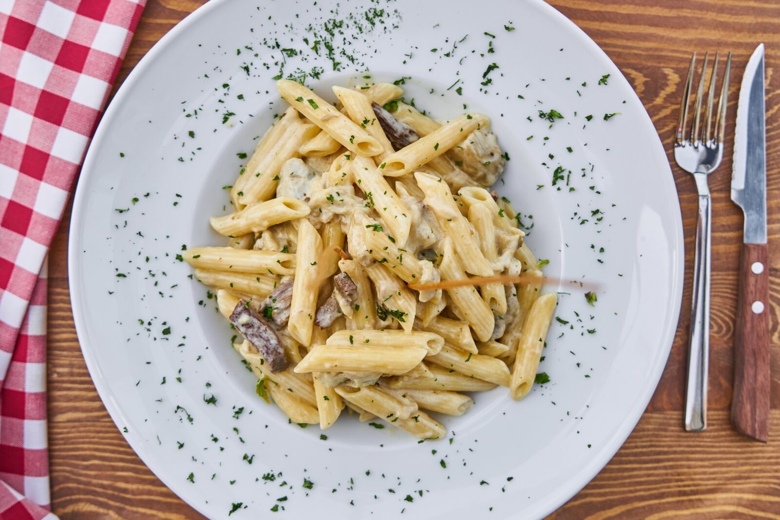 Sony a7R II sample photo. Pasta, penne, meat photography