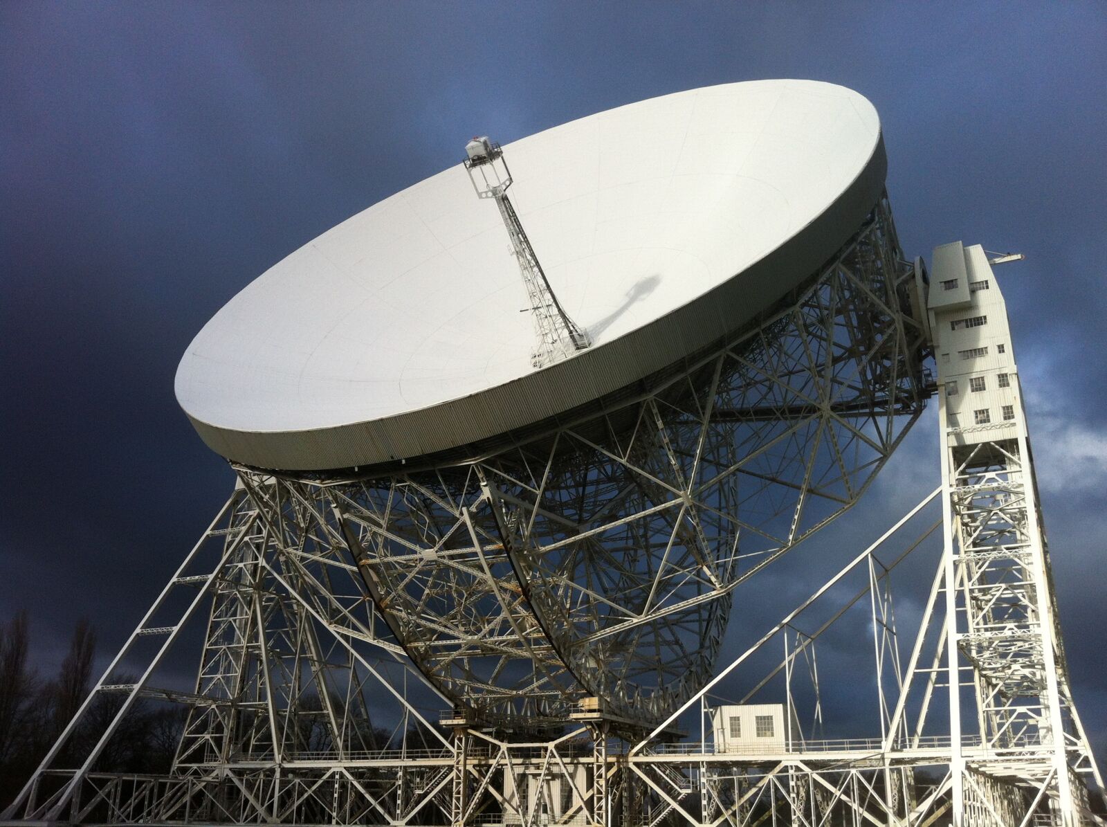 iPhone 4 back camera 3.85mm f/2.8 sample photo. Jodrell bank, telescope, space photography