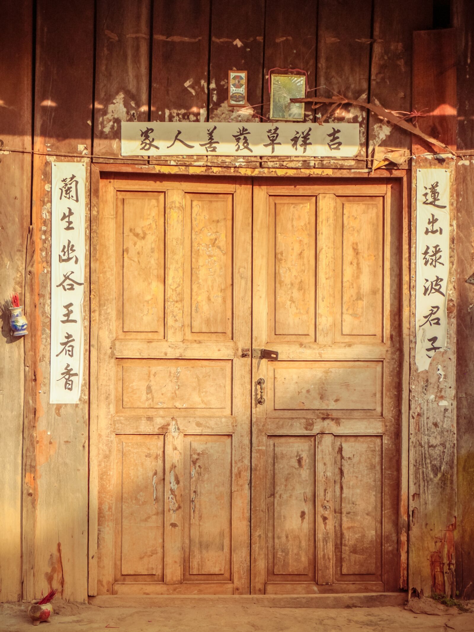 Canon EOS M sample photo. Door, wood, old house photography