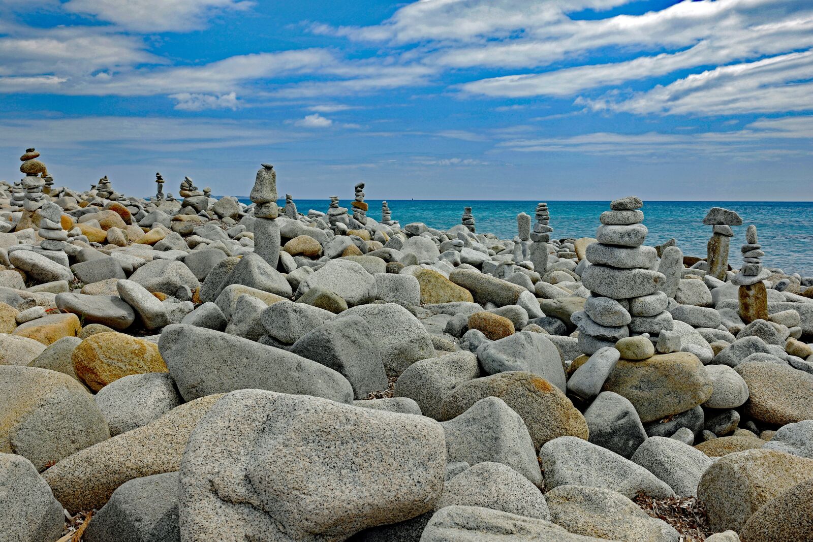 Vario-Elmar TL 1:3.5-5.6 / 18-56 ASPH. sample photo. Stacked stones, stone balance photography