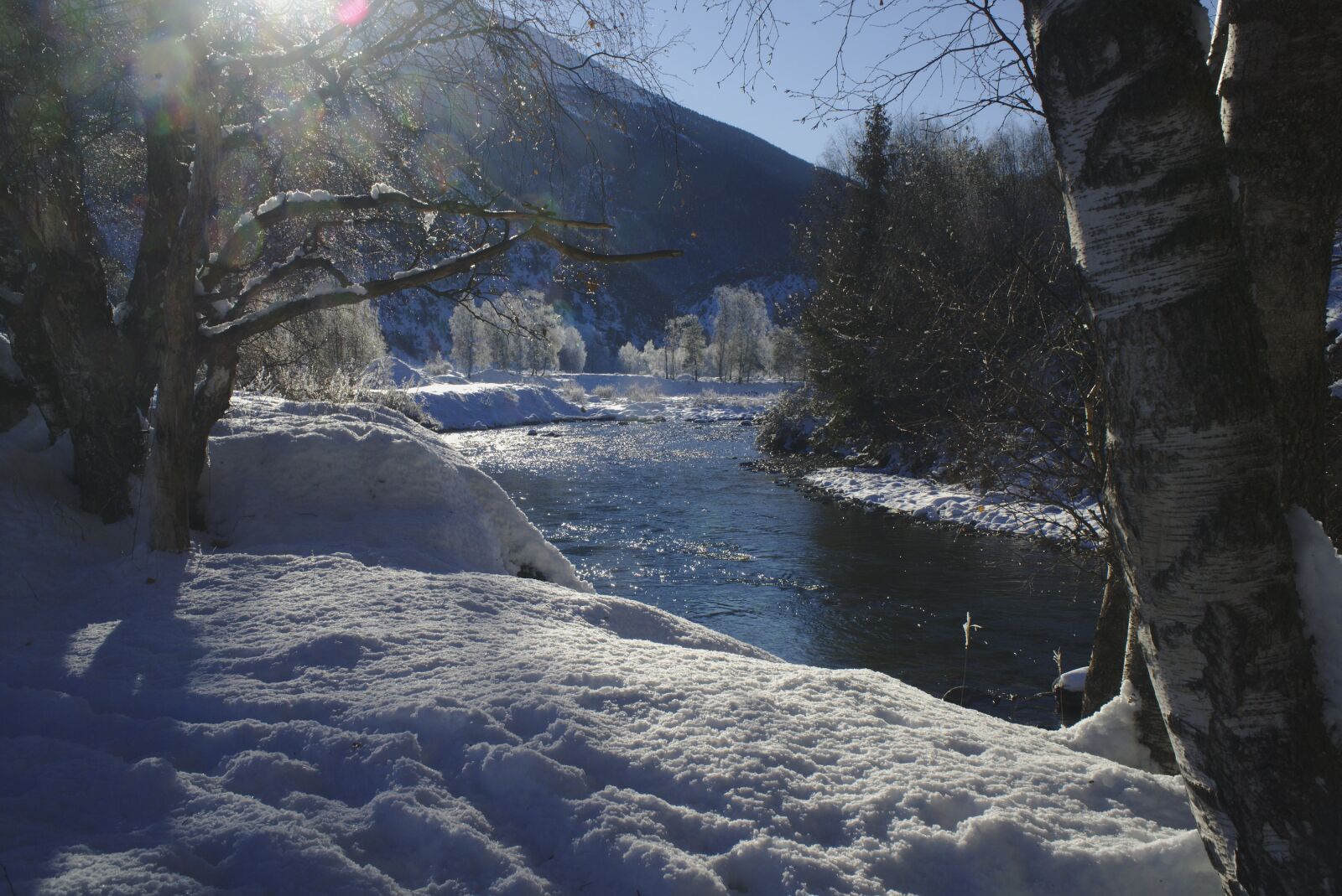 Sony a6000 + Sony E PZ 18-105mm F4 G OSS sample photo. Snow, river, mountain photography