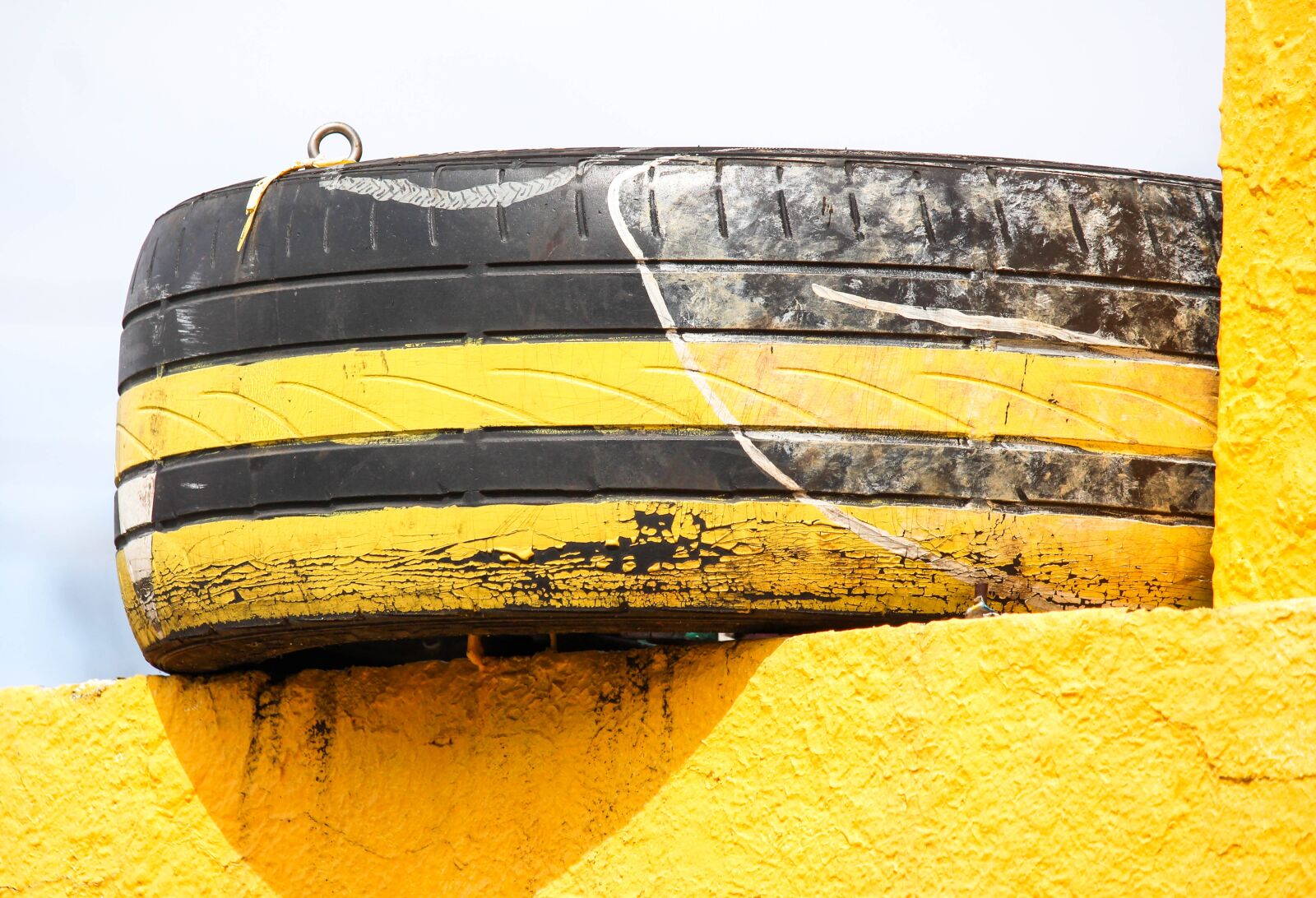 Canon EOS 700D (EOS Rebel T5i / EOS Kiss X7i) sample photo. Tires, paint, roof photography
