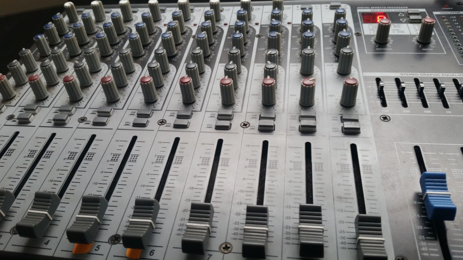 Samsung Galaxy S5 sample photo. Sound, music, mix photography