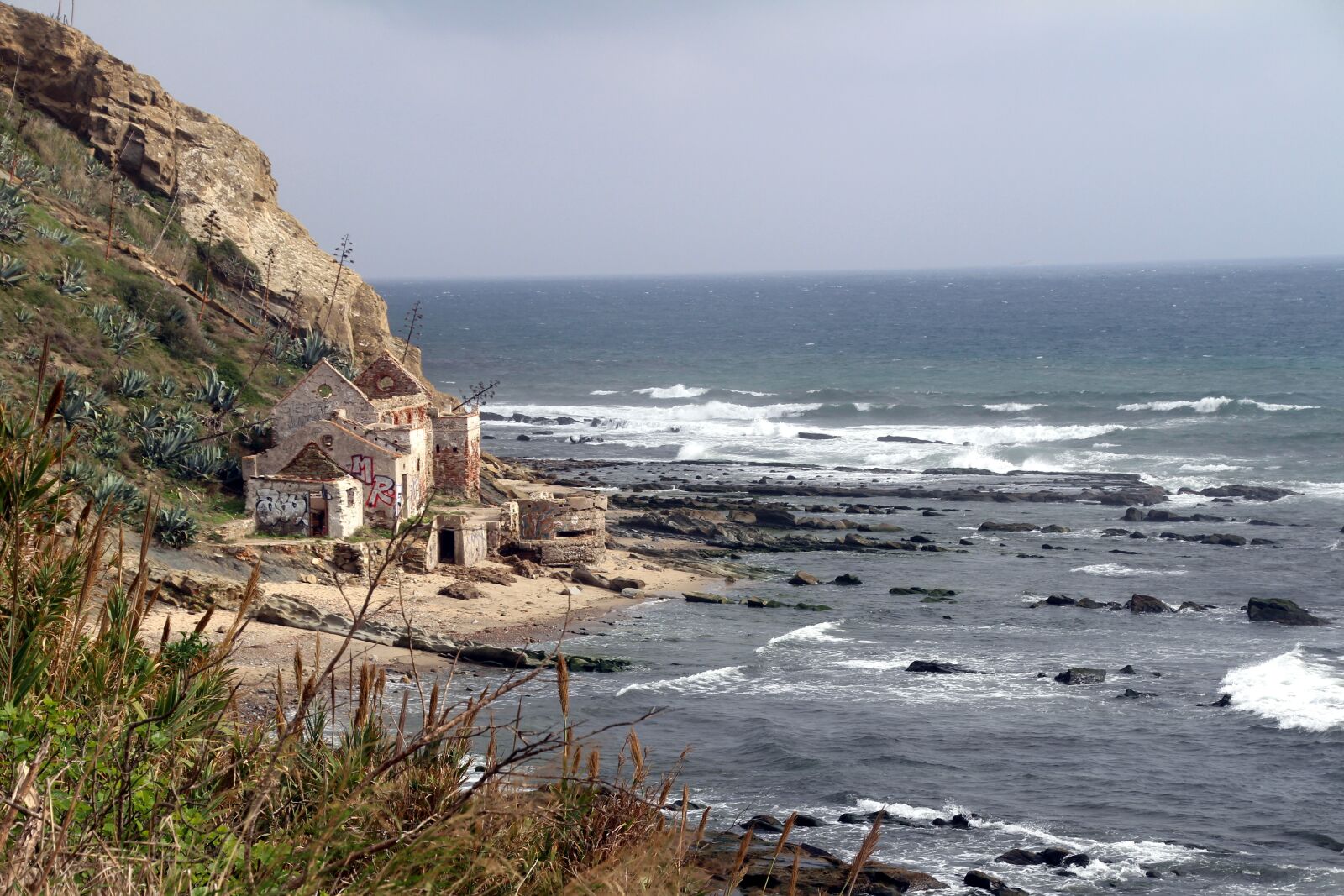 Canon EOS 700D (EOS Rebel T5i / EOS Kiss X7i) sample photo. Cliff, house by the photography