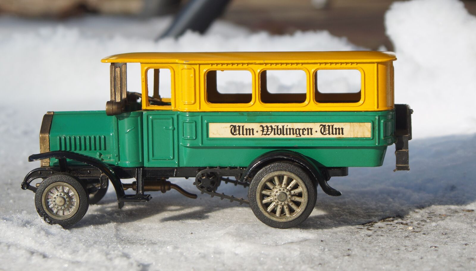 Sony SLT-A58 sample photo. Model car, bus, one photography
