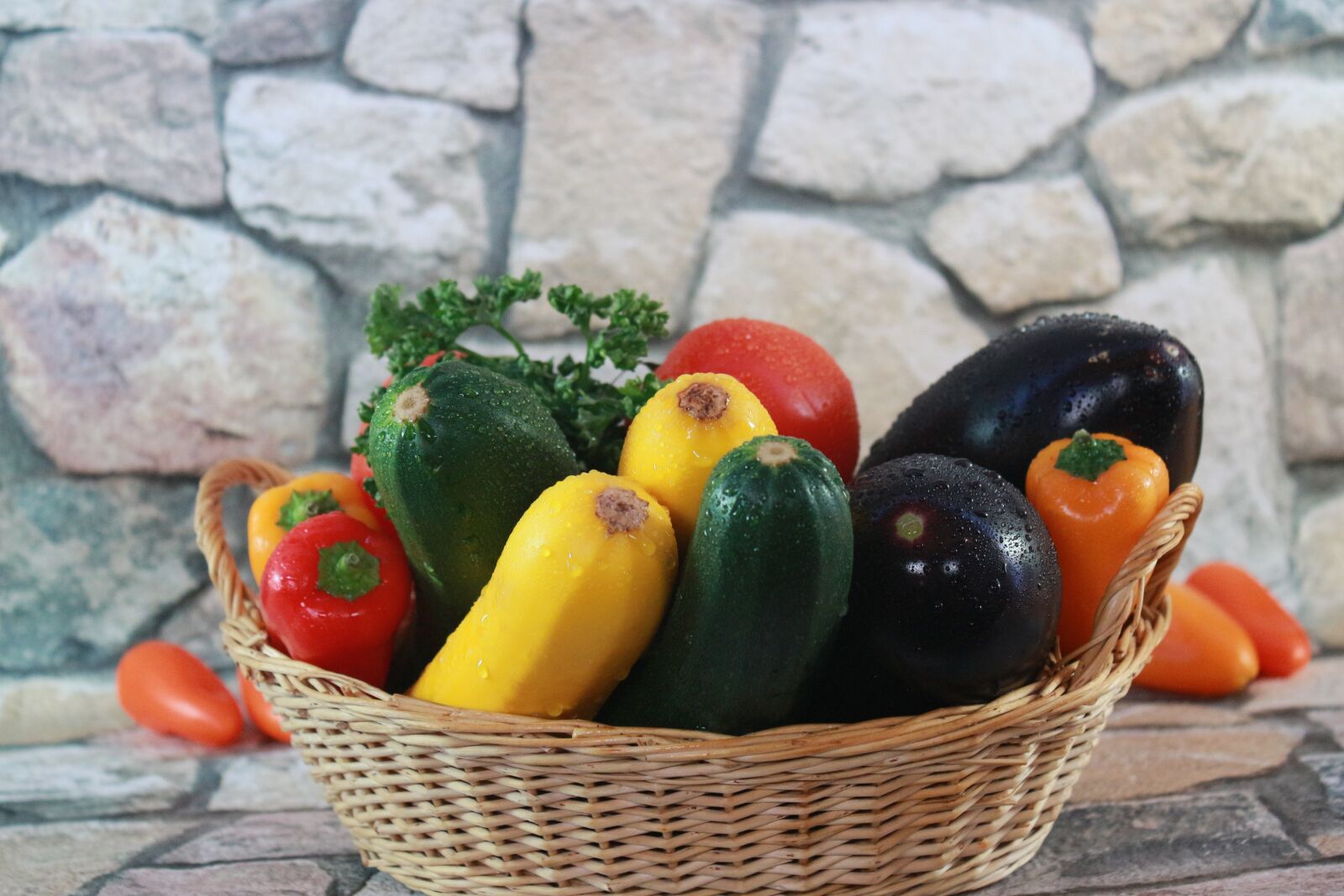 Canon EF-S 18-55mm F3.5-5.6 IS sample photo. Vegetables, zucchini, food photography