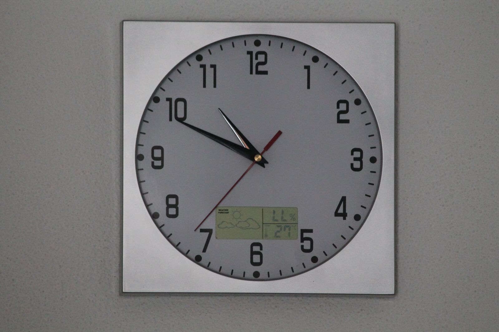 Canon EF-S 55-250mm F4-5.6 IS II sample photo. Watch, wall, quartz photography