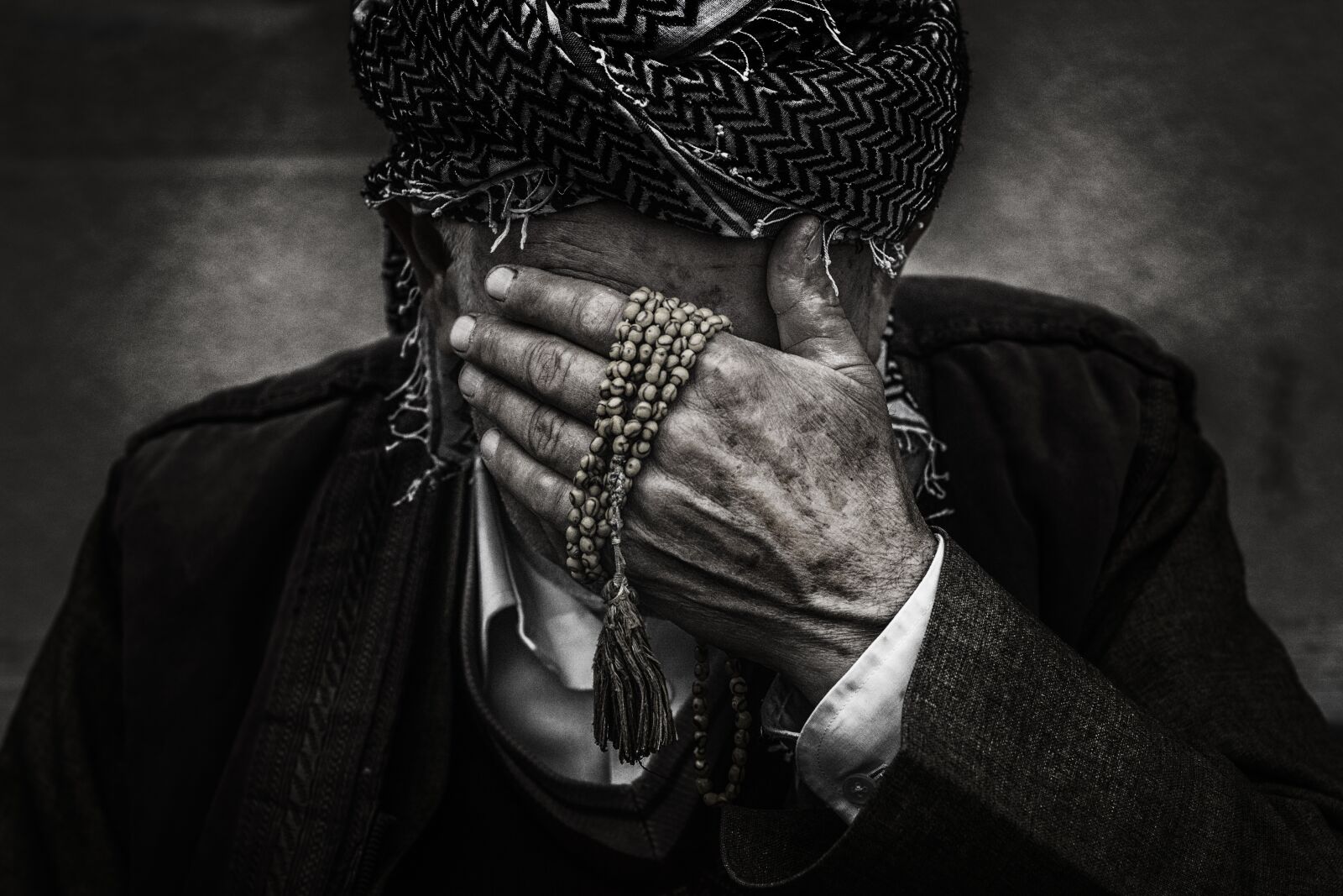 Canon EOS 60D + Canon EF 50mm F1.8 II sample photo. Face, hiding, male, people photography