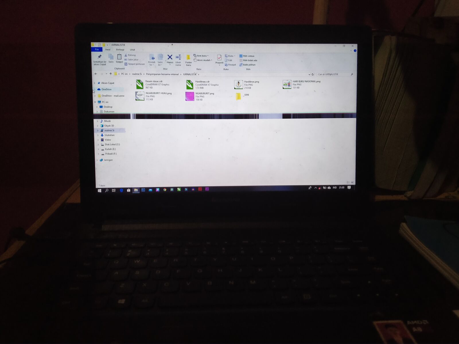 Realme 5I sample photo. Laptop, garis, gelap photography