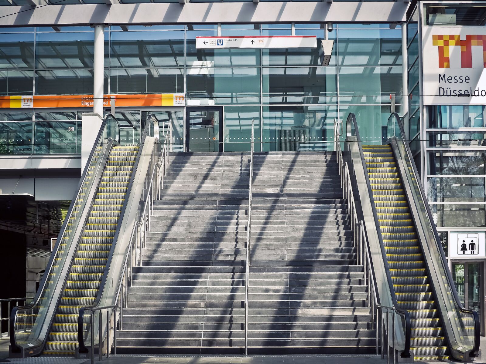 Olympus OM-D E-M10 sample photo. Stairs, escalator, gradually photography