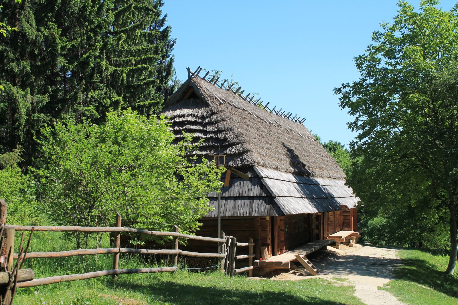 Canon EOS 1100D (EOS Rebel T3 / EOS Kiss X50) sample photo. Ukrainian hata, rural hut photography