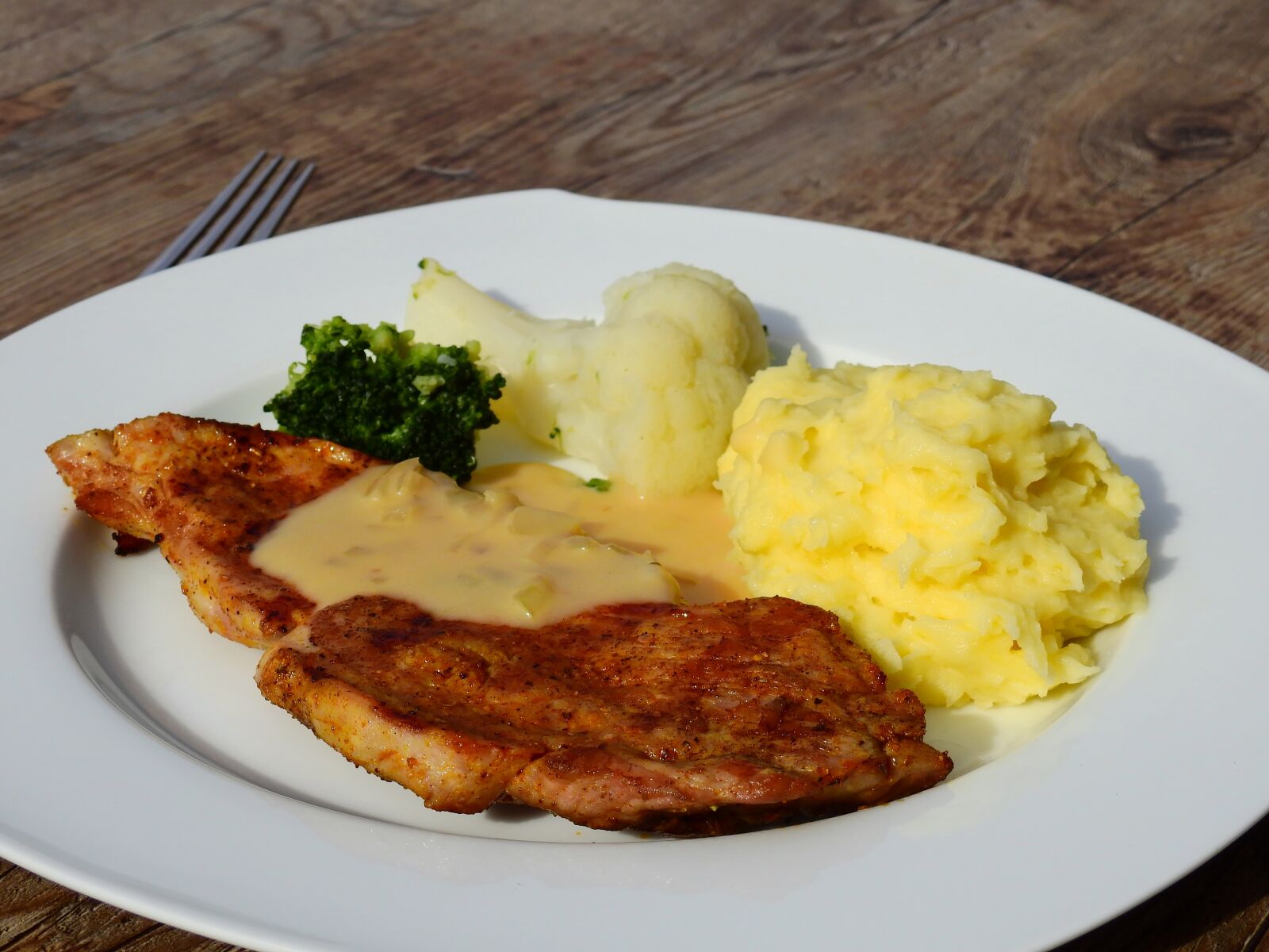Nikon Coolpix P900 sample photo. Eat, dine, food photography