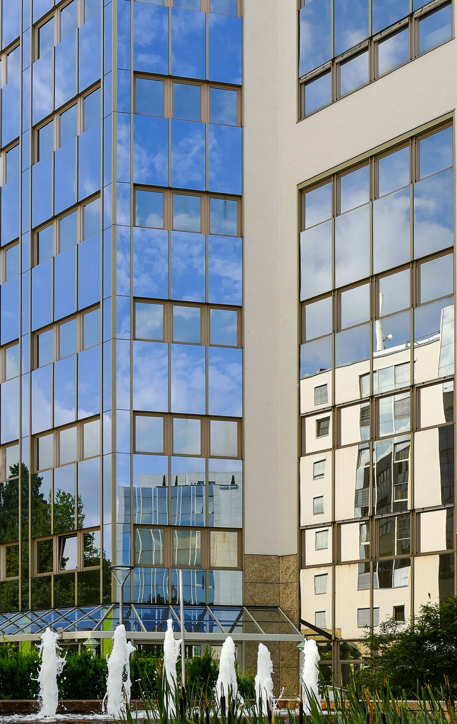 Panasonic Lumix DMC-FZ1000 sample photo. Architecture, facades, mirror facades photography