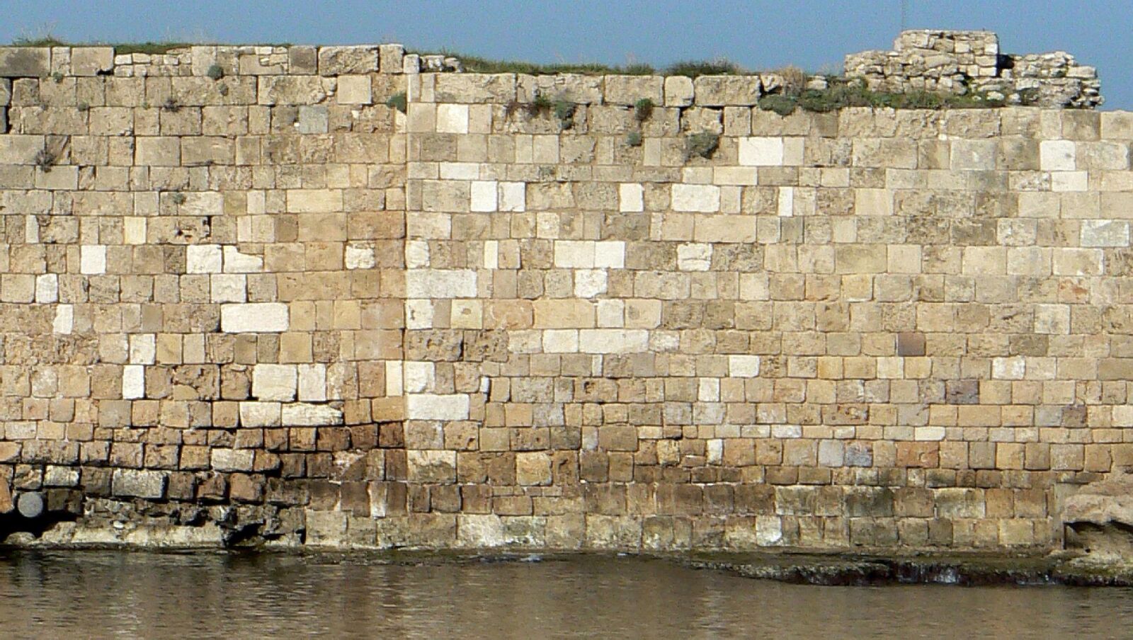 Panasonic DMC-FZ7 sample photo. Byblos, fort, wall photography