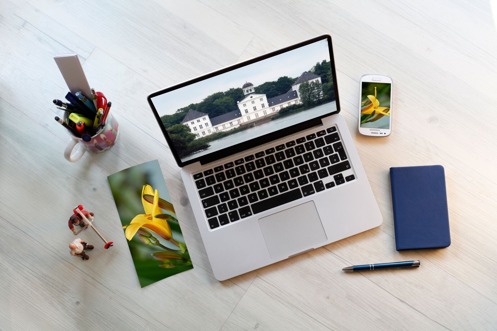 Canon EOS 5D Mark II sample photo. Communication, workplace, macbook photography