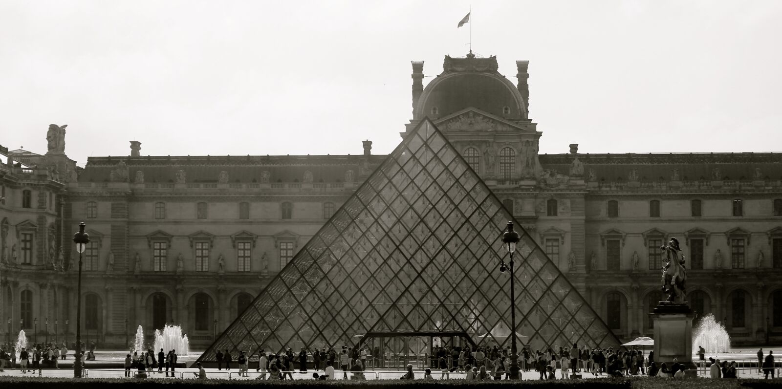 Canon EF-S 55-250mm F4-5.6 IS sample photo. Louvre, museum, at, daytime photography