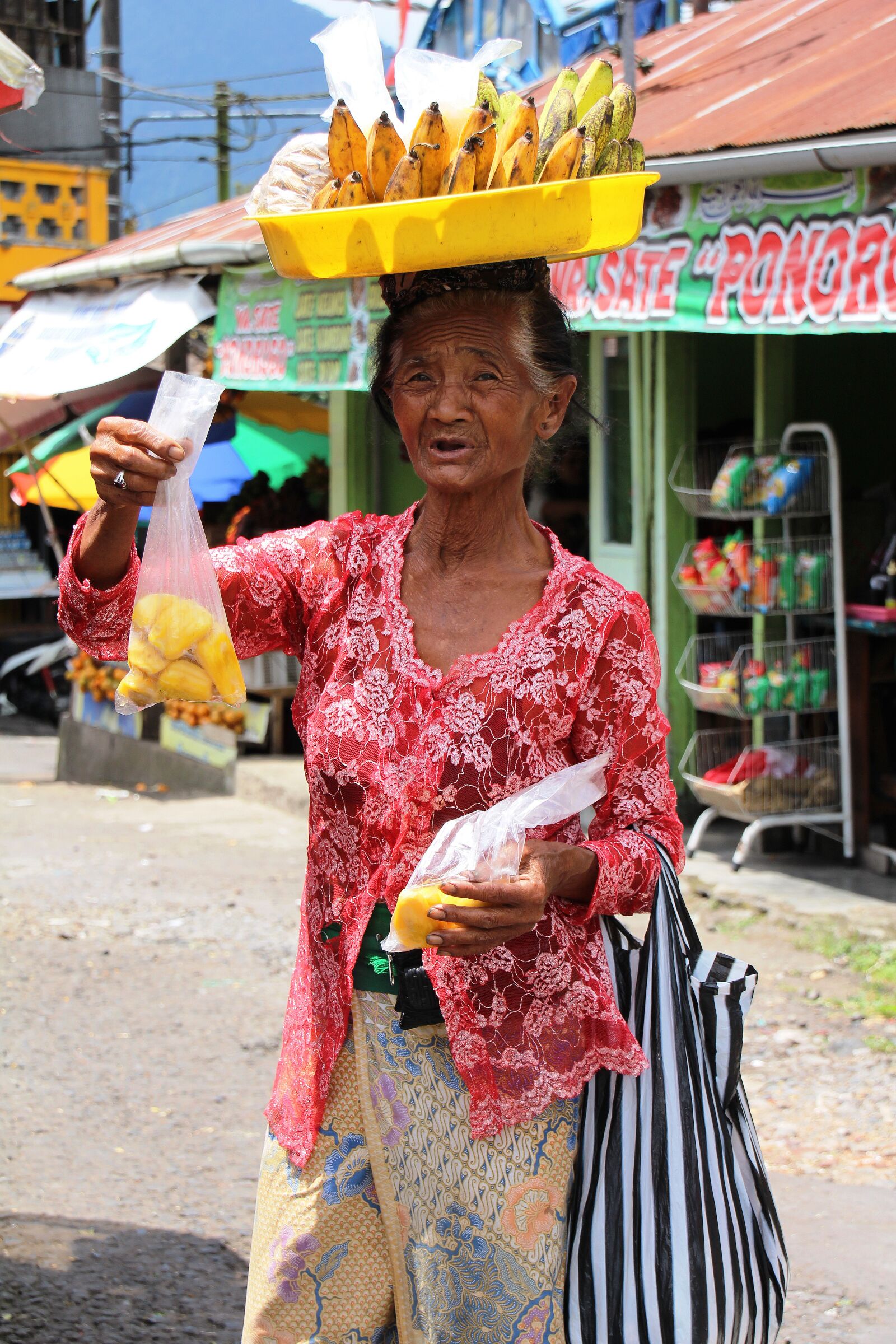 Canon EOS 700D (EOS Rebel T5i / EOS Kiss X7i) sample photo. Portrait, bali, old woman photography