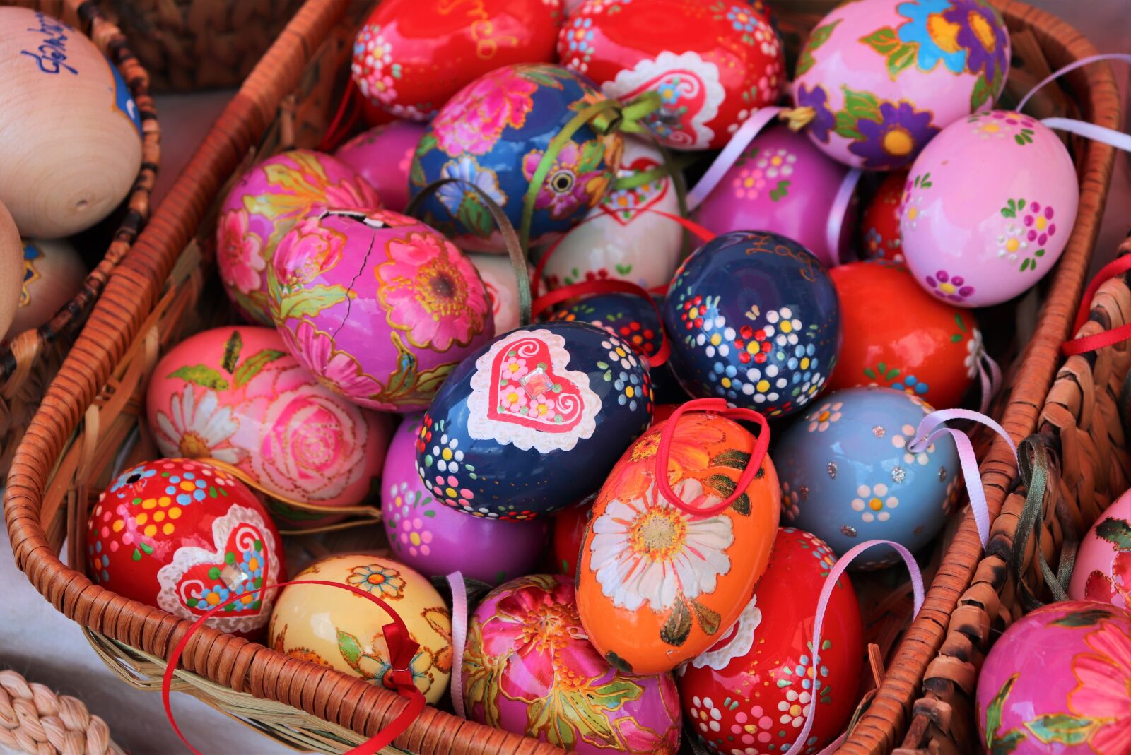 Canon EOS 200D (EOS Rebel SL2 / EOS Kiss X9) sample photo. Basket, easter eggs, colorful photography