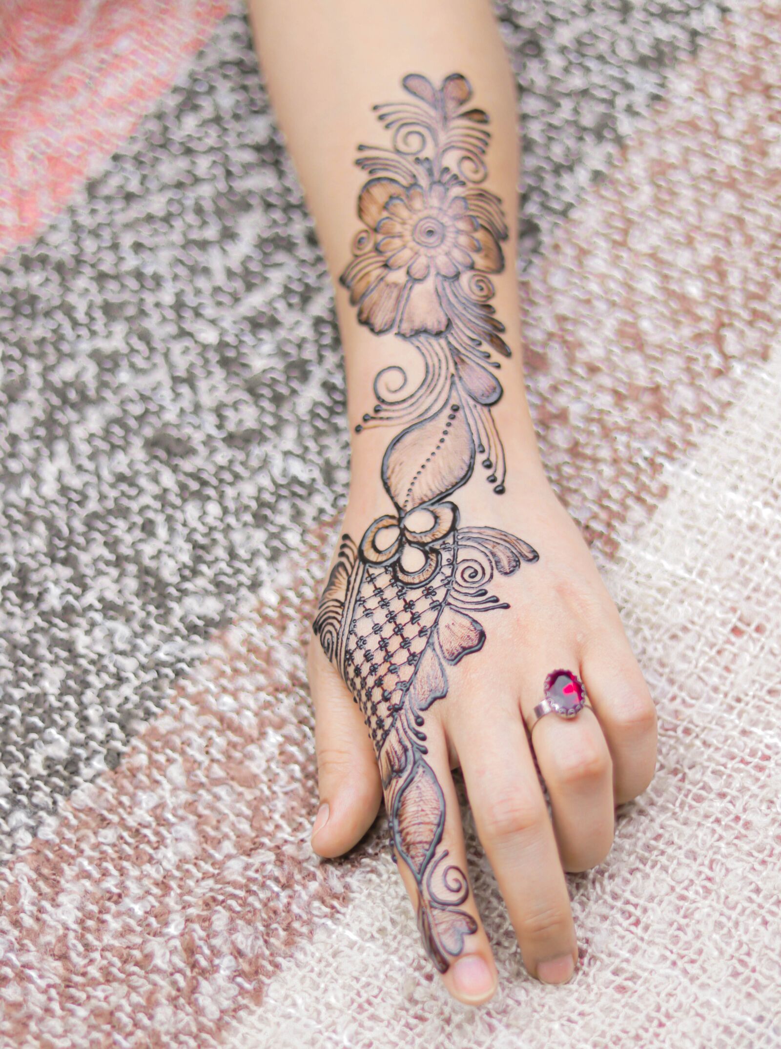Canon EOS 80D sample photo. Jewellery, henna art, girl photography