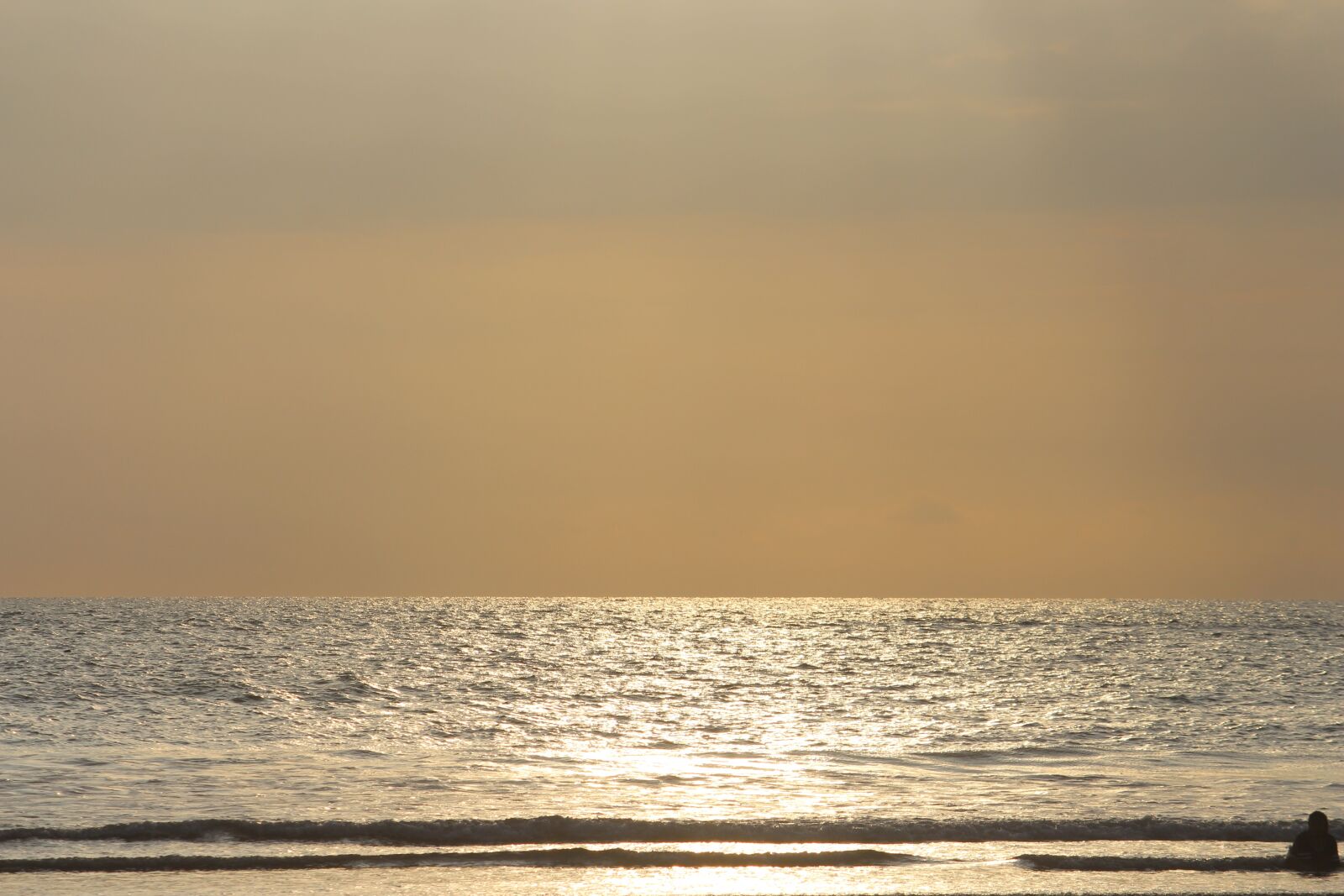 Canon EOS 700D (EOS Rebel T5i / EOS Kiss X7i) sample photo. Beach, sun, raining photography